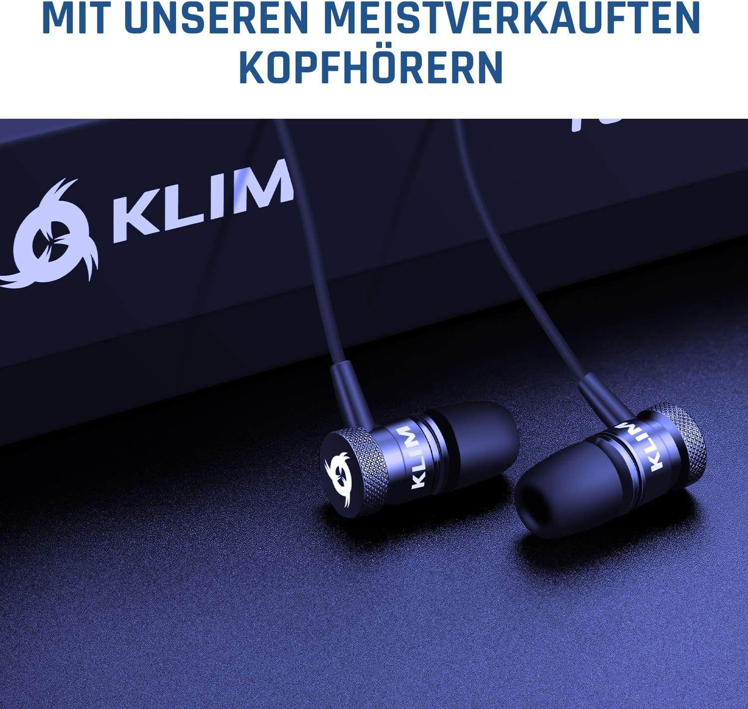 Schwarze Kopfhörer mit Logo und eine Schachtel mit Logo, auf dunkler Oberfläche.