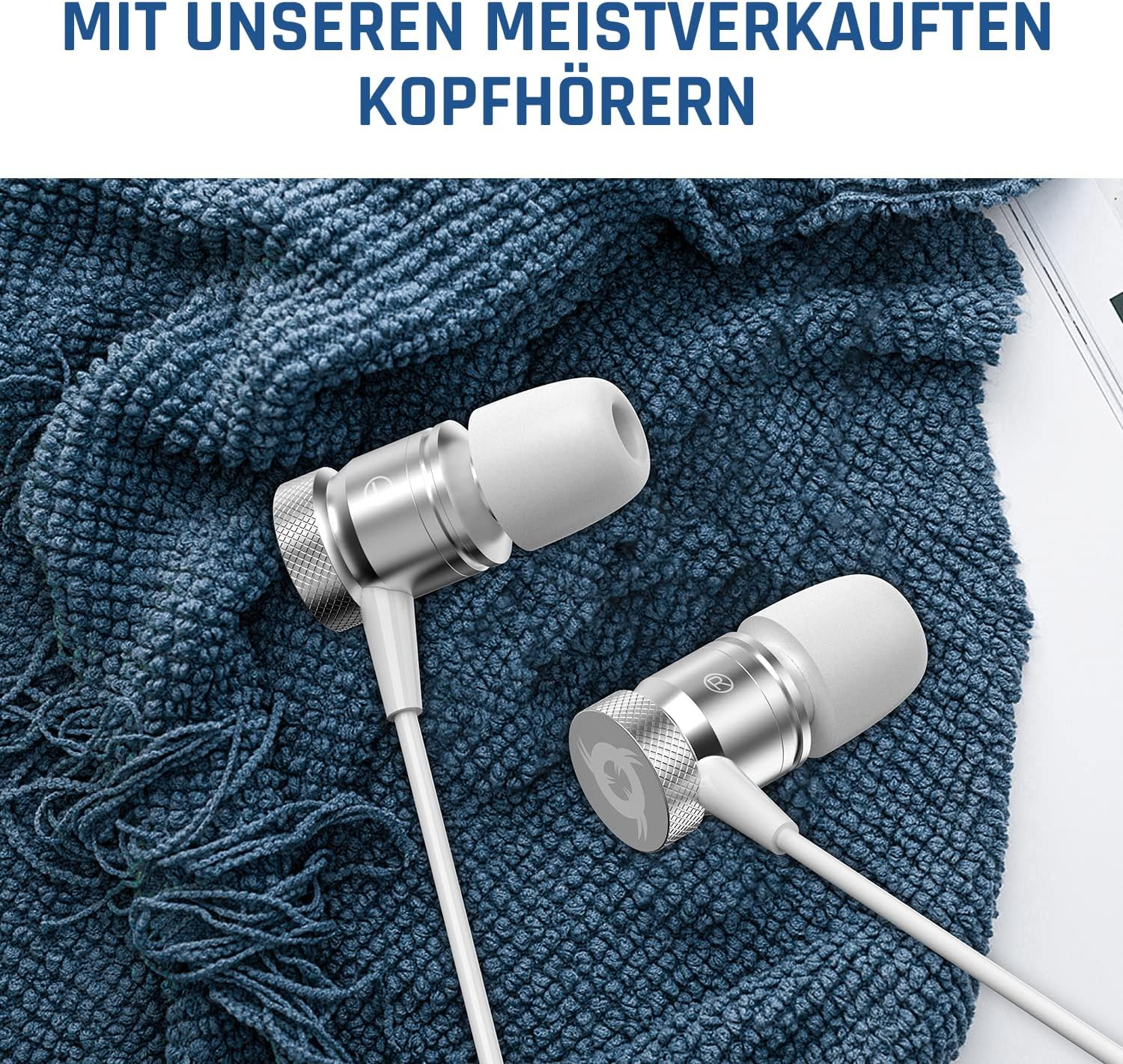 Zwei silberne Ohrhörer auf einer blauen Oberfläche, die das Design und die Funktionen des Produkts zeigen.