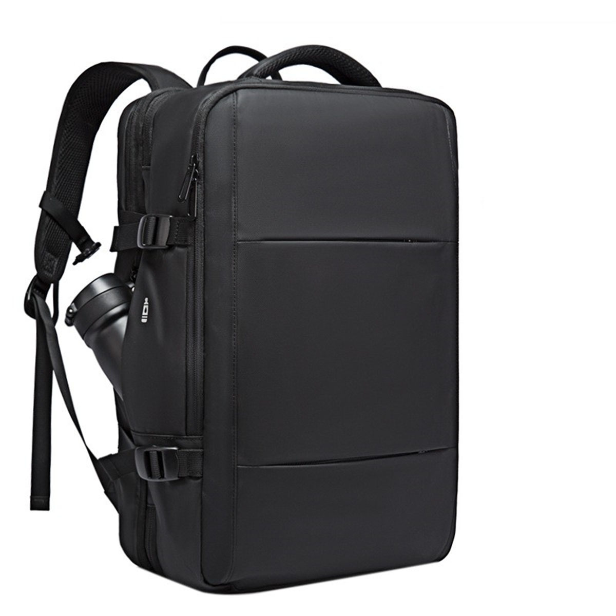 Schwarzer Rucksack mit Wasserflasche. Schwarzes Material. Weißer Hintergrund.
