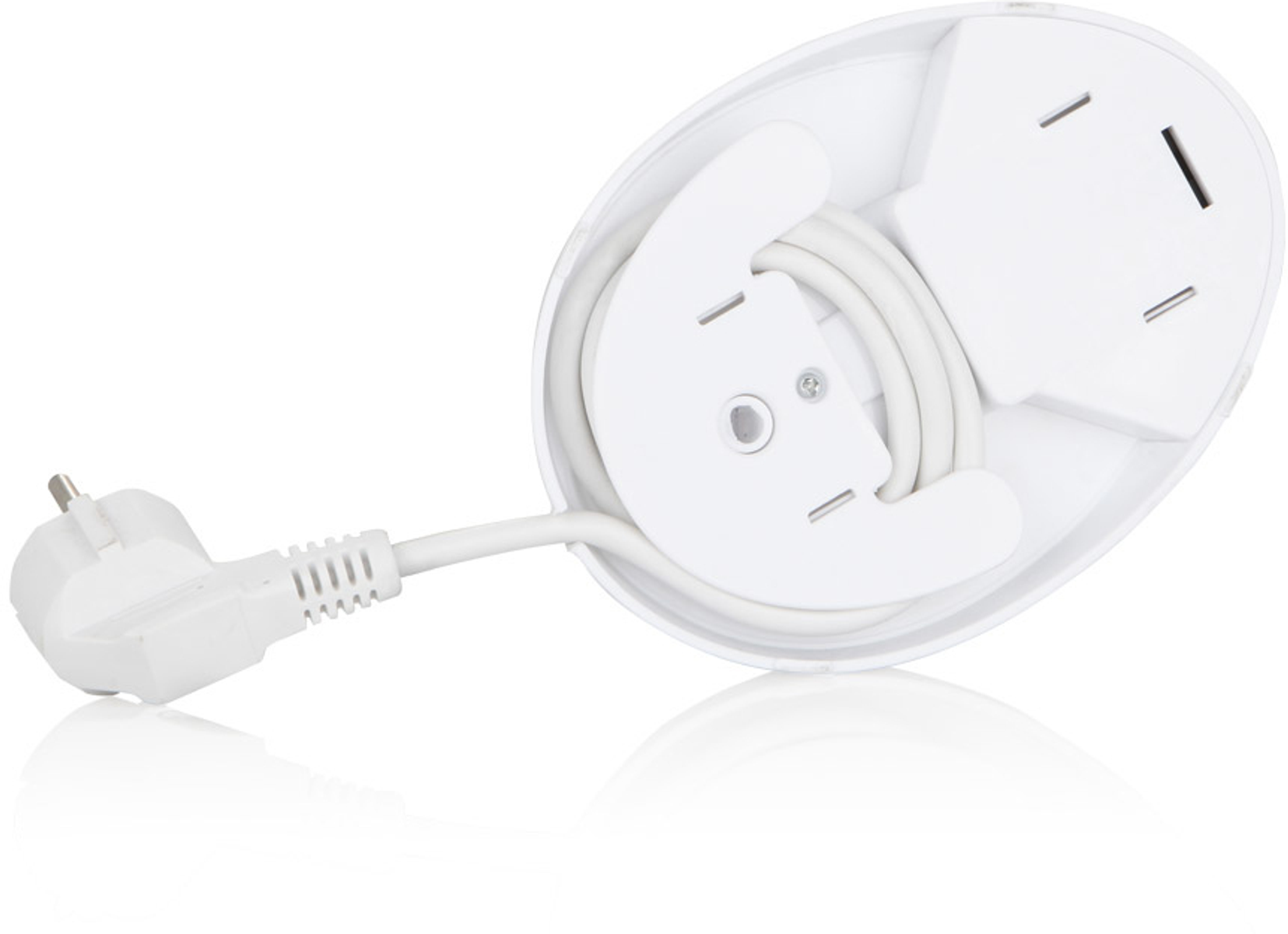Regleta blanca con enchufe y cable enrollado, y un fondo blanco.