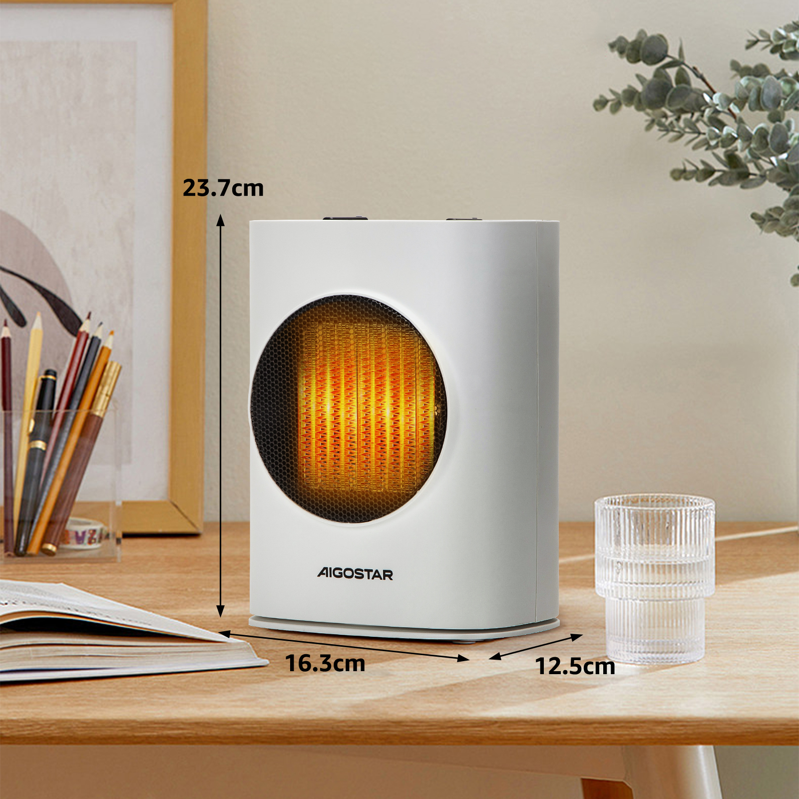 Calentador eléctrico blanco sobre mesa de madera con vaso y libro.