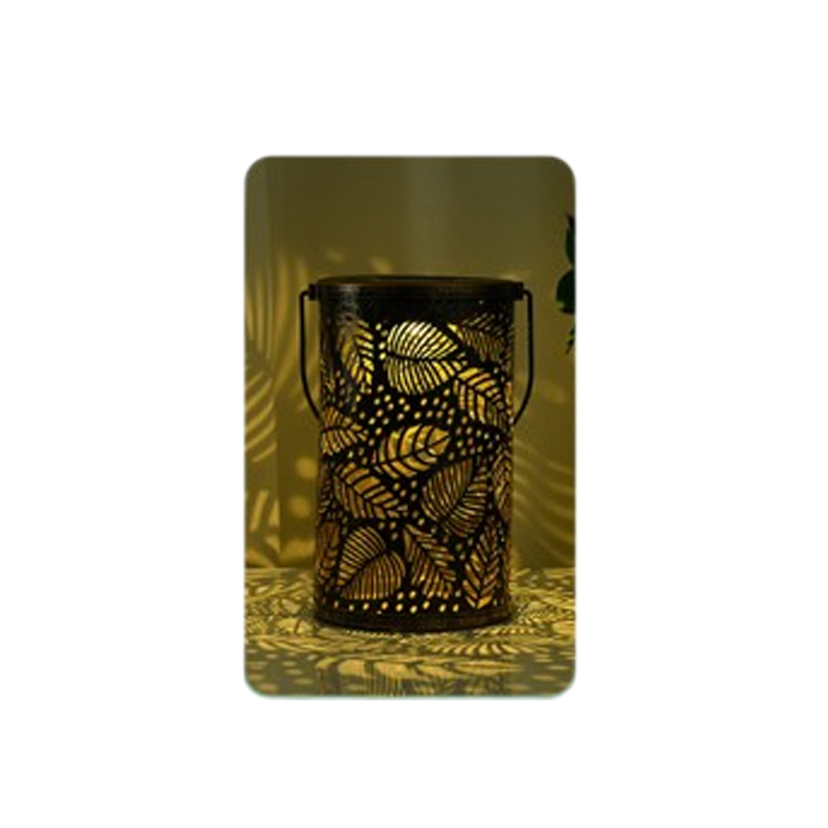 Metalllaterne mit Blattausschnitten. Die Blätter werfen Schatten auf die Oberfläche.