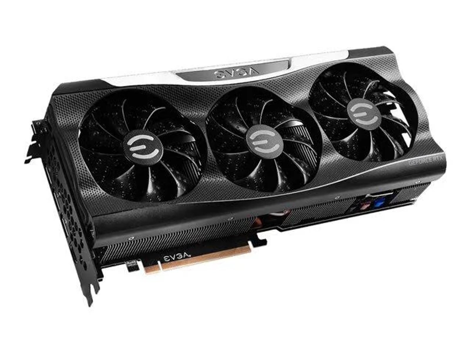 Una tarjeta gráfica EVGA negra y plateada con tres ventiladores, vista en ángulo sobre un fondo blanco.