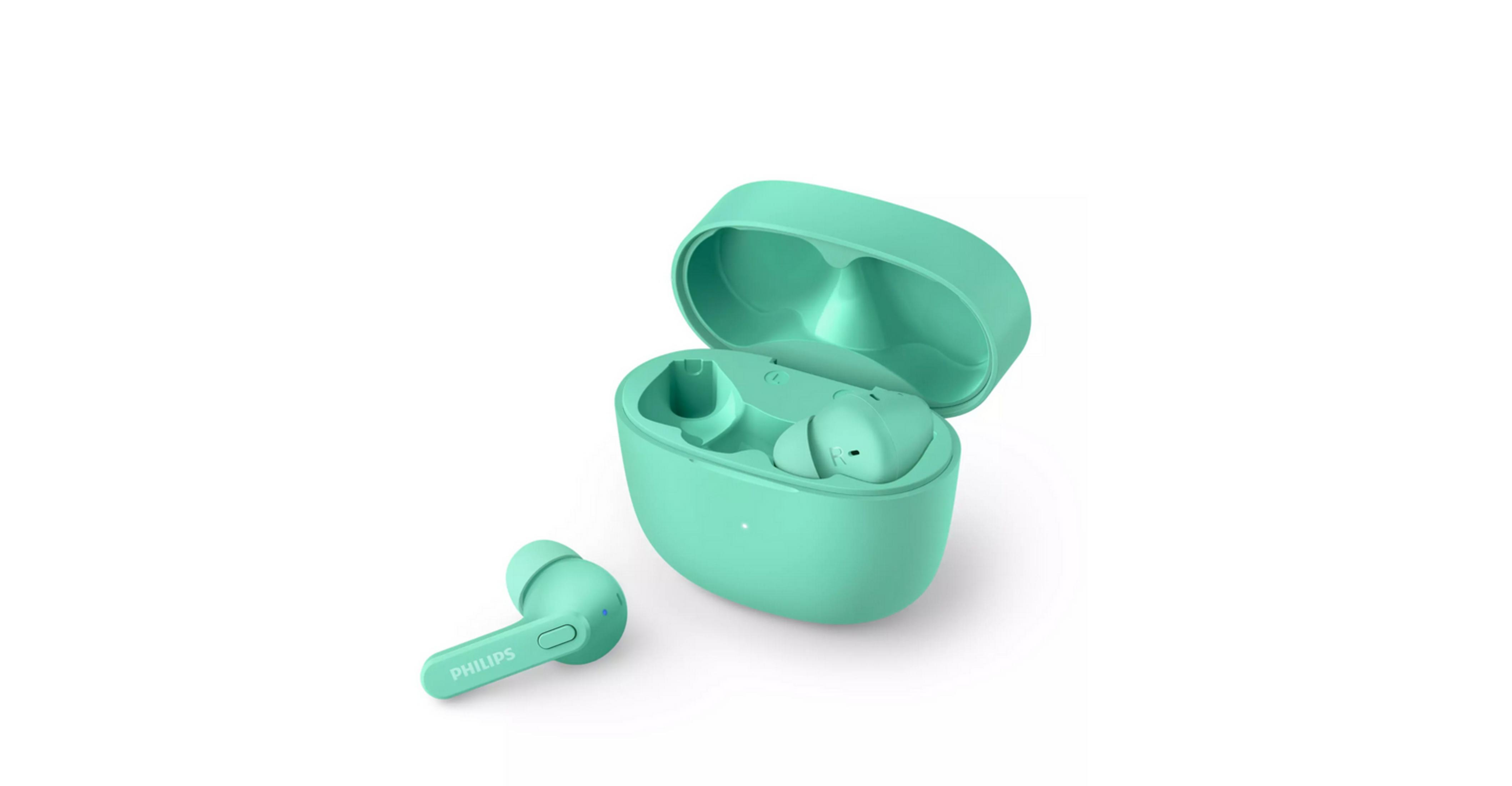 Miętowe bezprzewodowe słuchawki i etui ładujące na białym tle. Jedna słuchawka jest osobno.