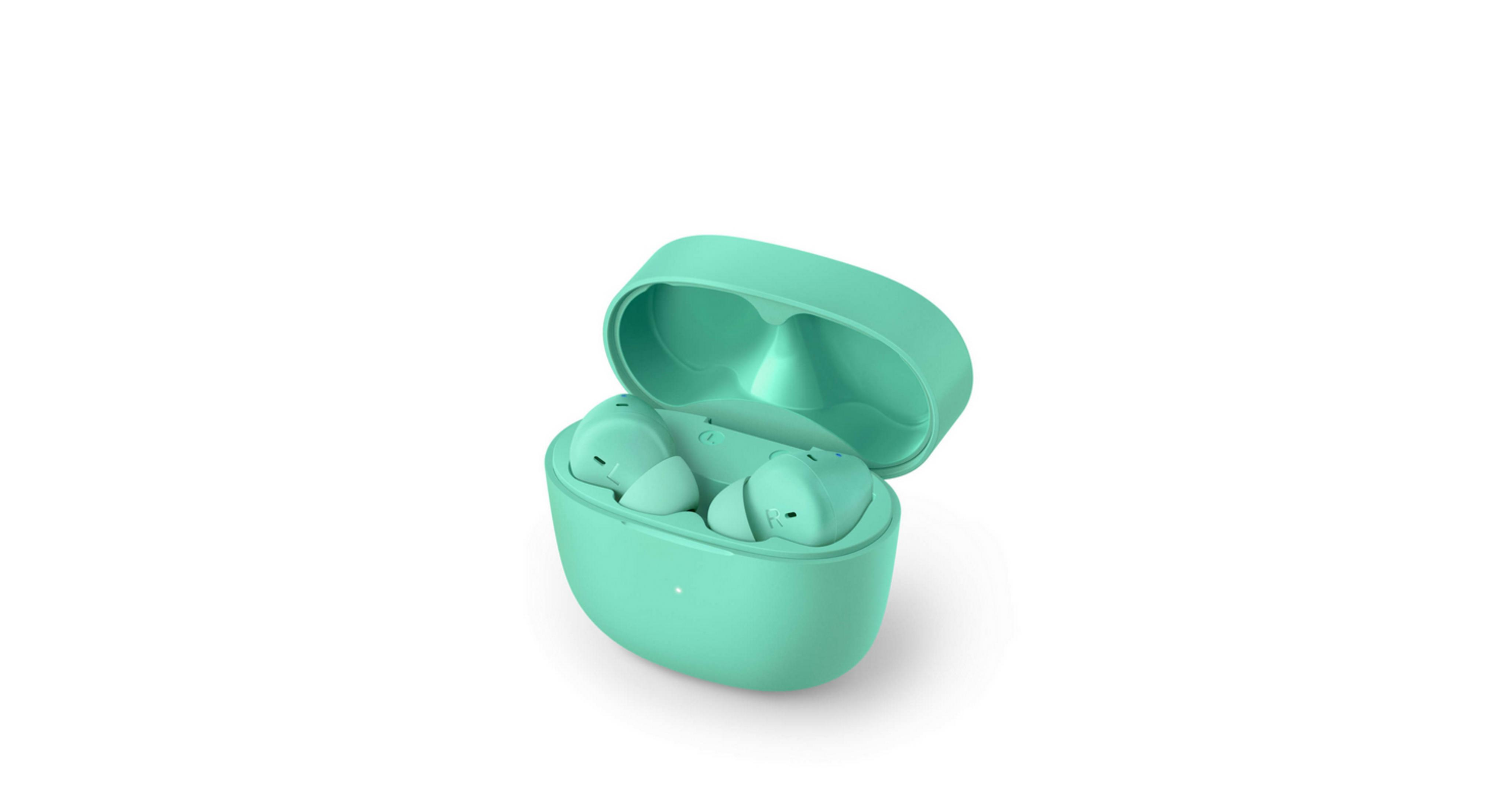 Otwarta miętowo-zielona obudowa słuchawek z wkładkami dousznymi w środku. Białe tło.
