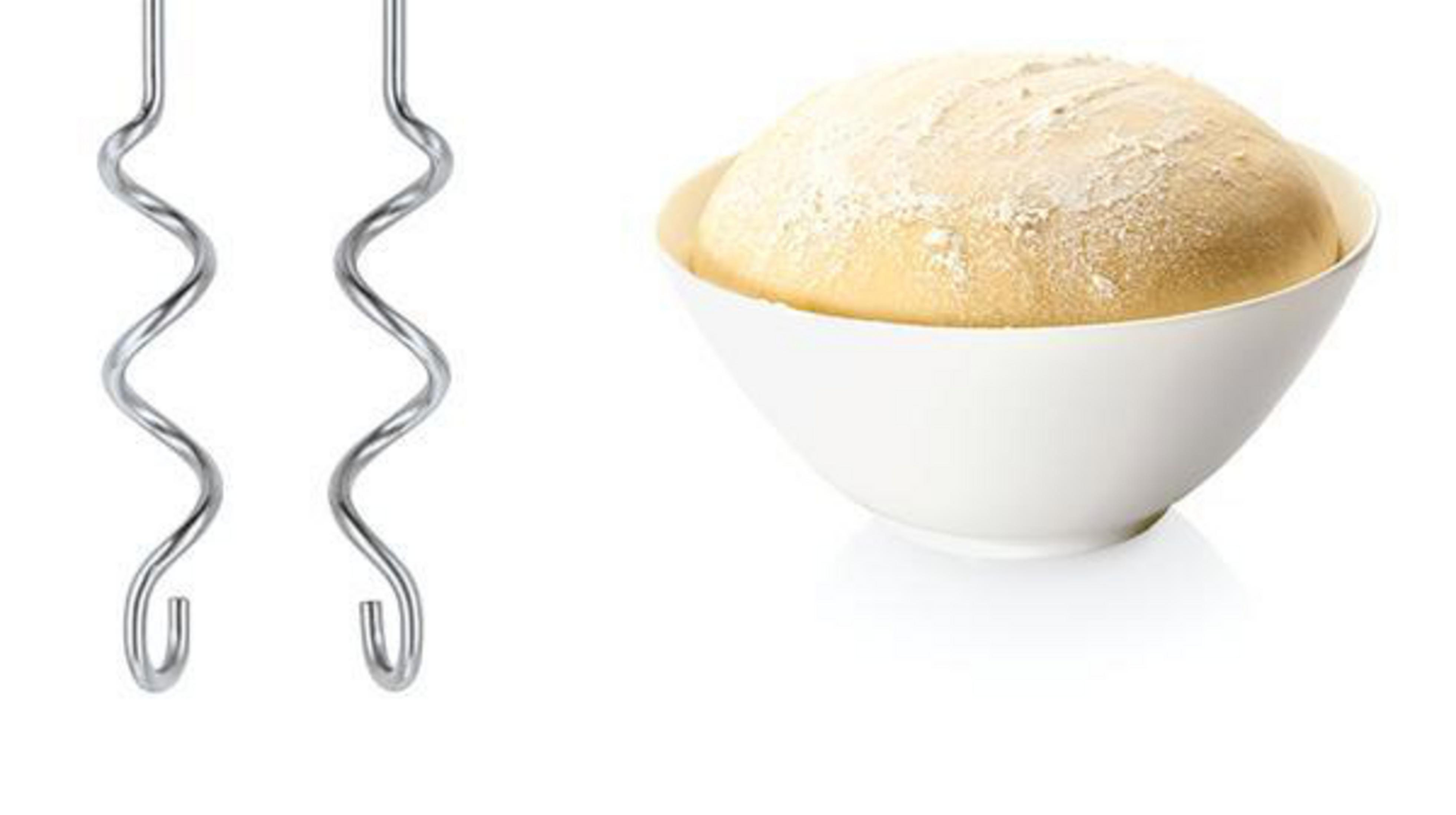 Zwei Mixeraufsätze und eine Schüssel mit Teig, auf weißem Hintergrund platziert.