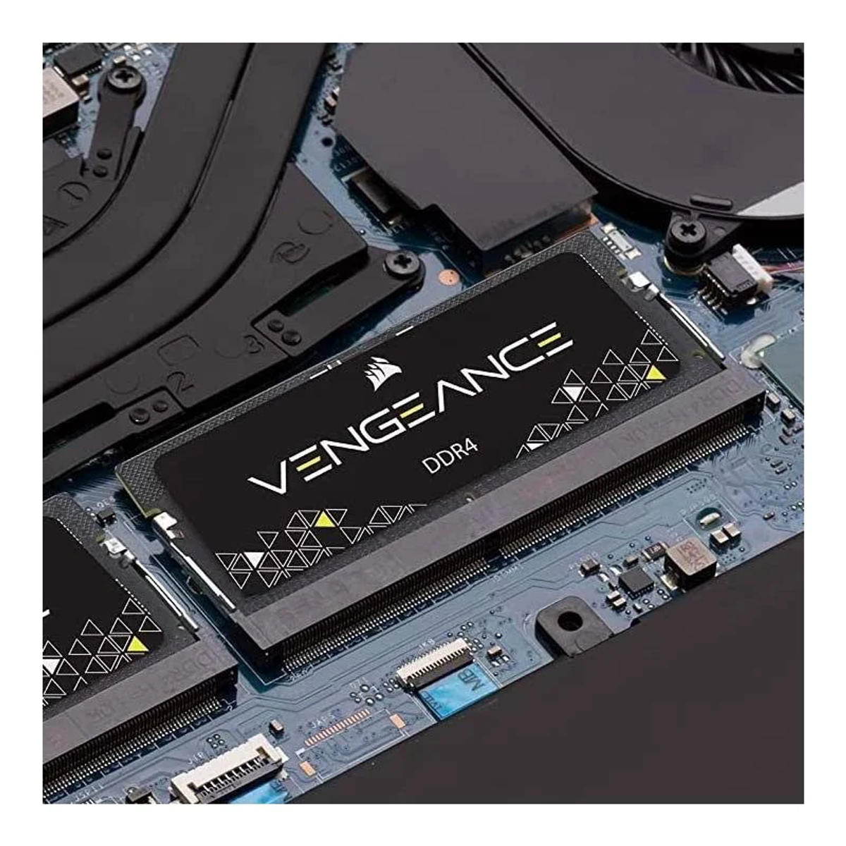 Zbliżenie modułu RAM z napisem 'Corsair Vengeance DDR4' zainstalowanego w urządzeniu.
