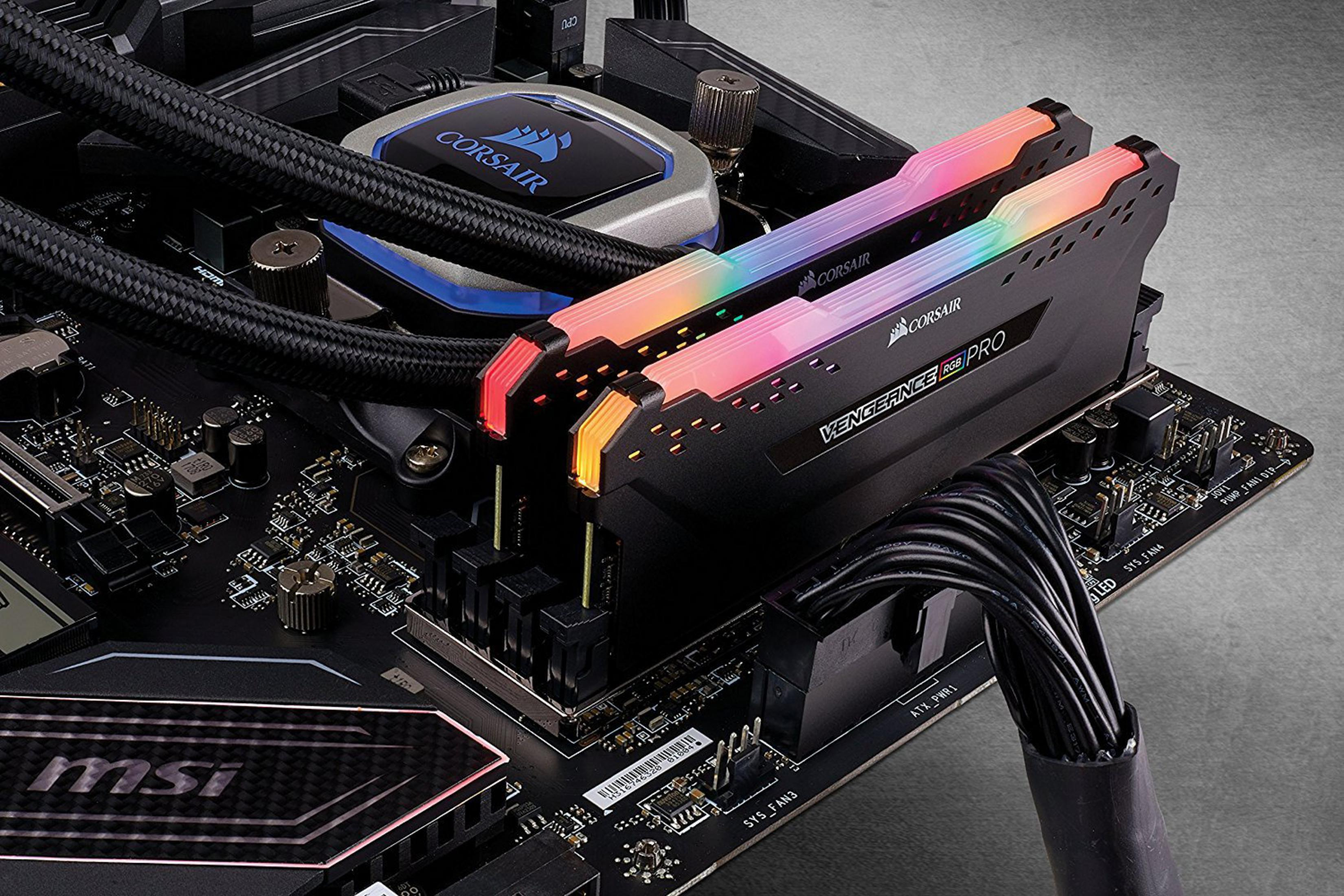 Zbliżenie płyty głównej komputera z zainstalowanymi modułami RAM Corsair Vengeance Pro RGB.