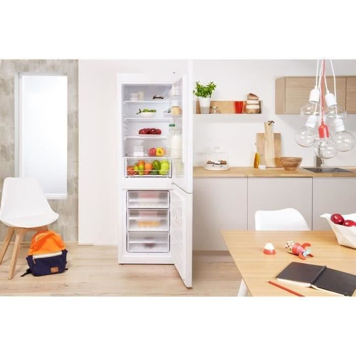Un refrigerador blanco con la puerta abierta, que revela el interior con alimentos.