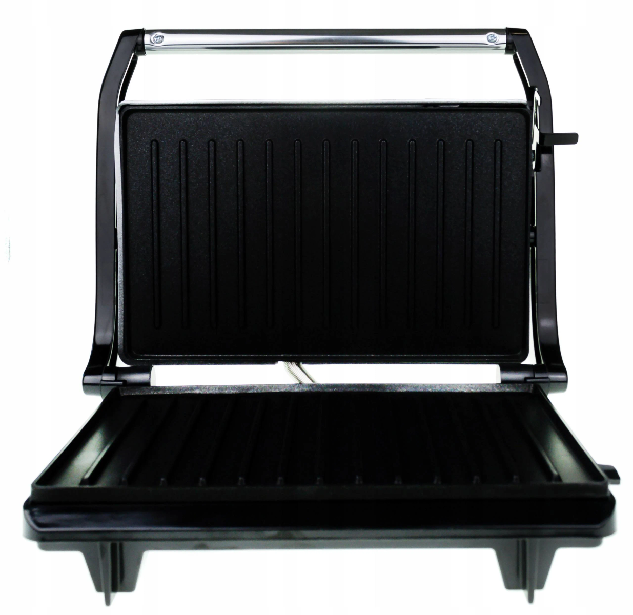 Otwarty czarny grill z żebrowanymi powierzchniami do gotowania, gotowy do użycia.