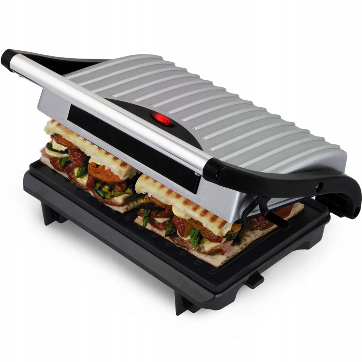 Srebrna prasa do panini z dwoma kanapkami w środku, gotowymi do grillowania.