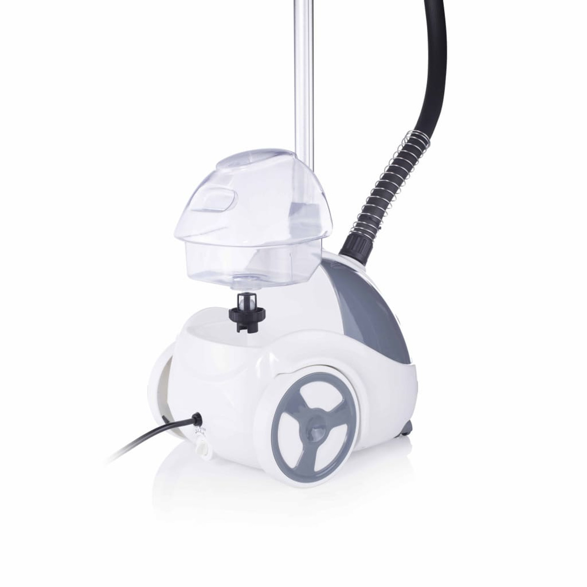 Vaporizador de ropa blanco y gris sobre ruedas con depósito de agua, manguera y boquilla.