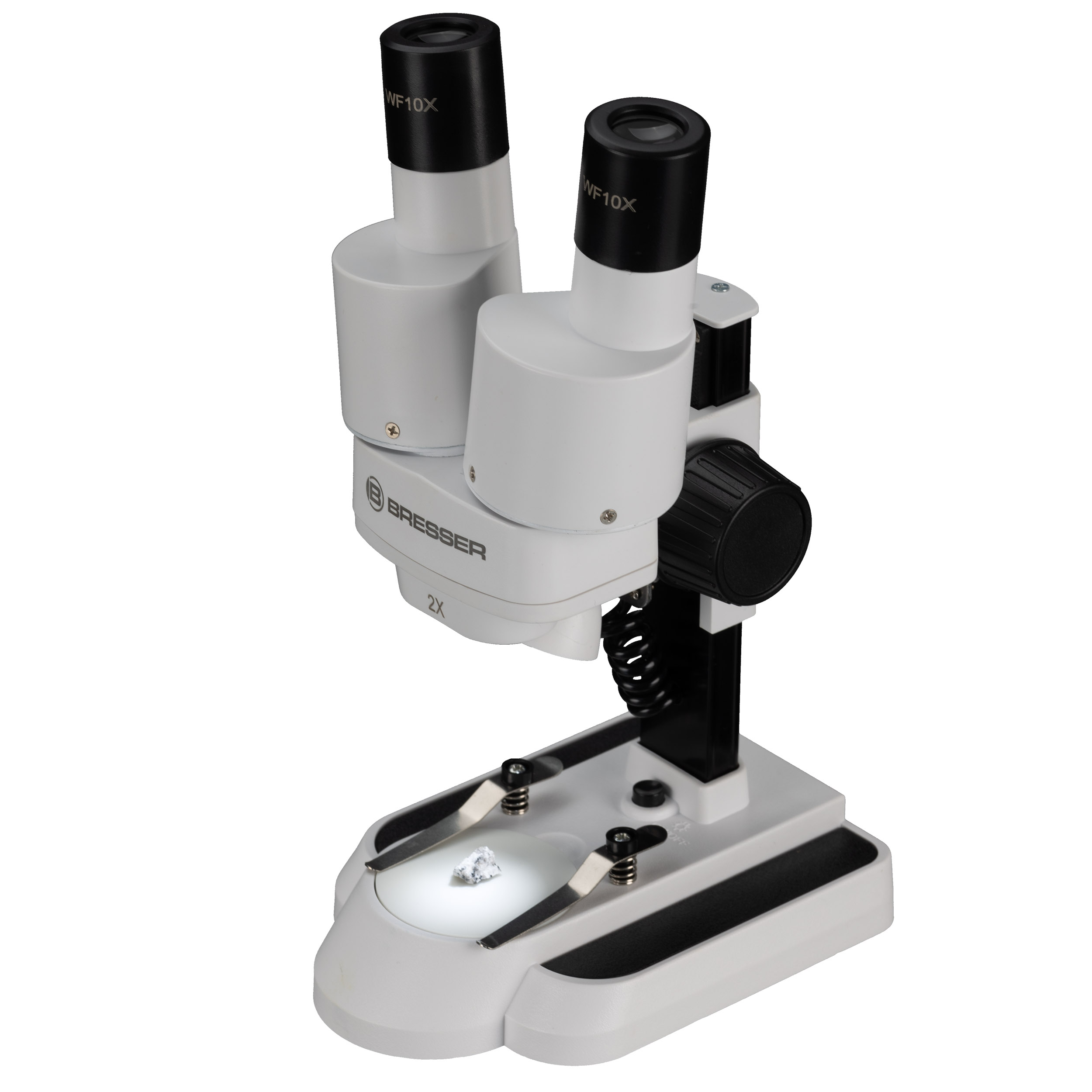 Microscopio estéreo con una gema enfocada en el escenario, con dos oculares.