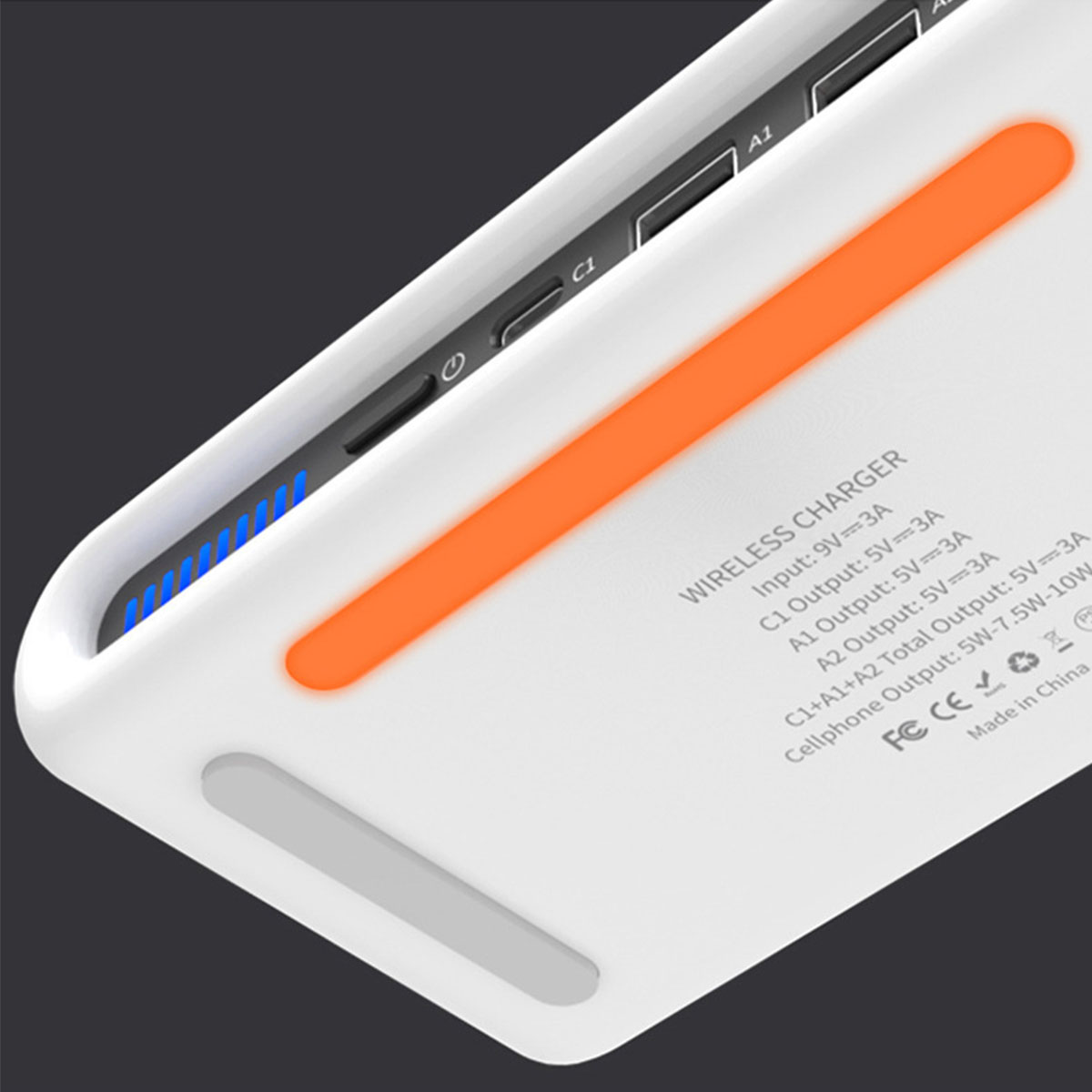 Ein weißes kabelloses Ladegerät mit orangefarbenen und grauen Akzenten, das die Ladedetails zeigt.