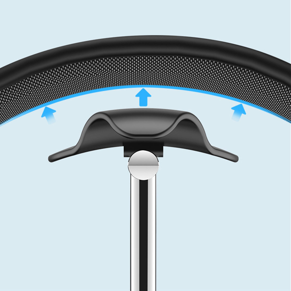 Ergonomischer Stuhldetail, schwarzer Sitz, Chromgestell, unterstützende Pfeile.