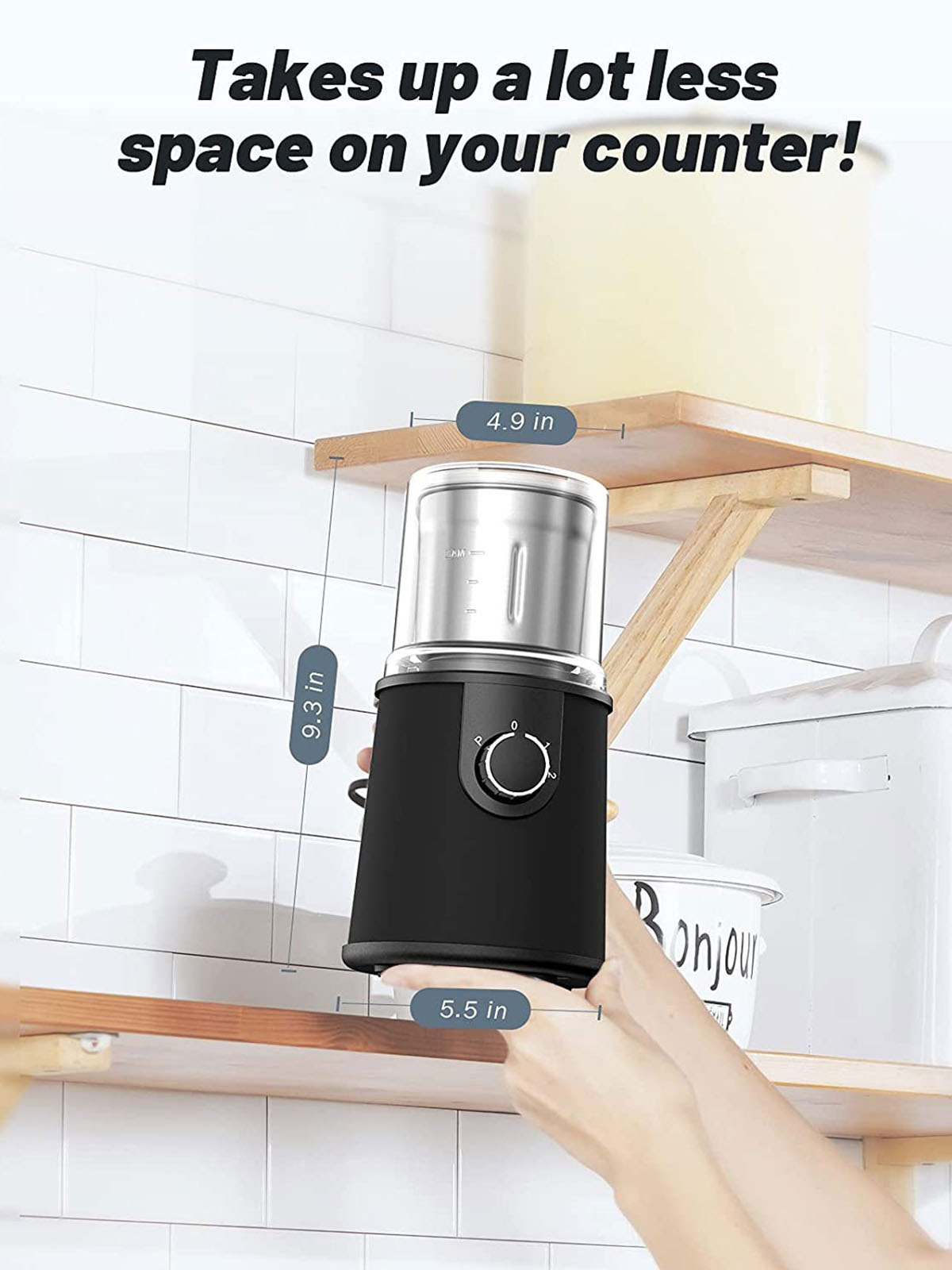 Eine schwarze Kaffeemühle mit Abmessungen, auf einem Holzregal mit Küchenartikeln.