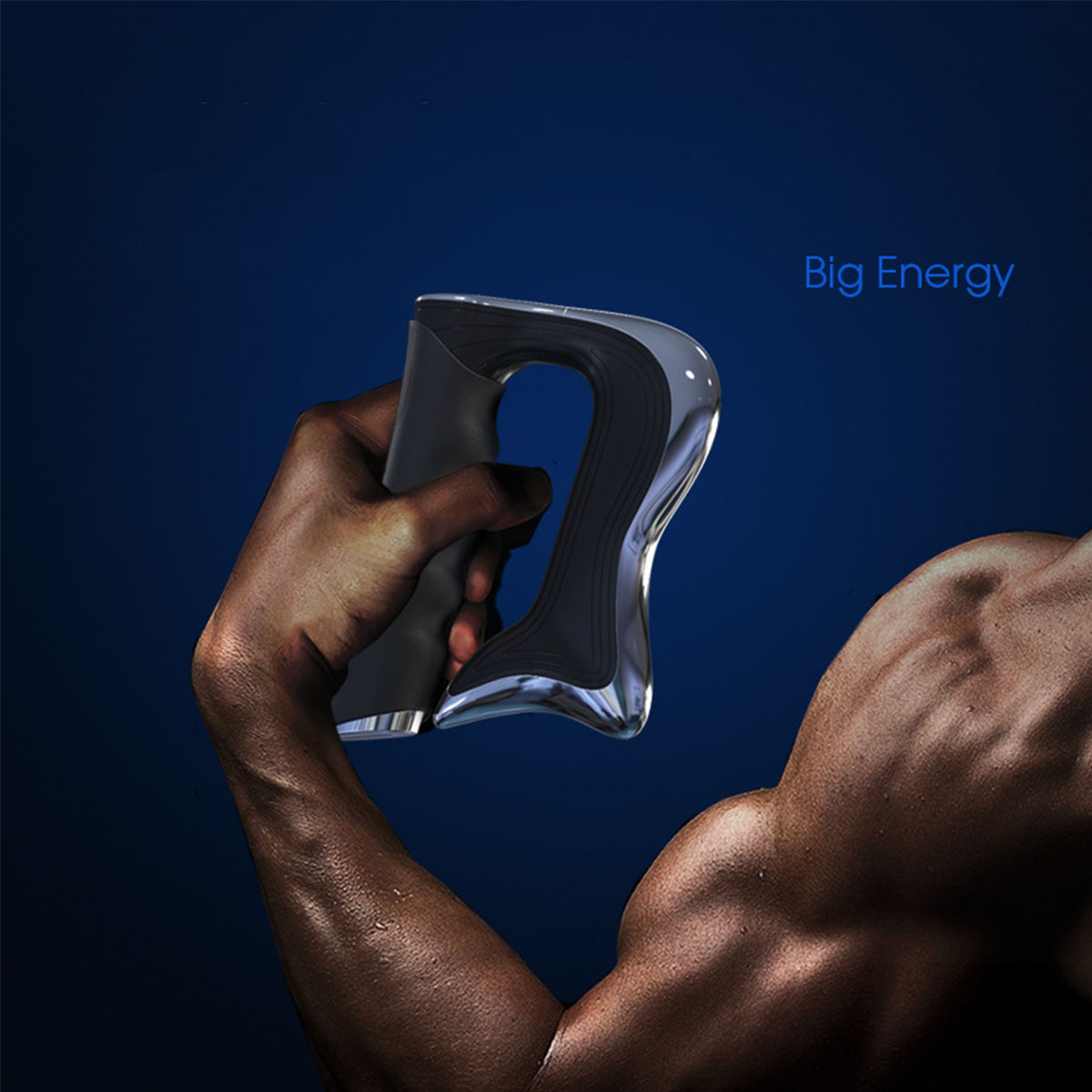 Eine Hand hält einen schwarzen und silbernen Griff-Trainer, mit einem muskulösen Arm im Hintergrund. Big Energy ist der Text.