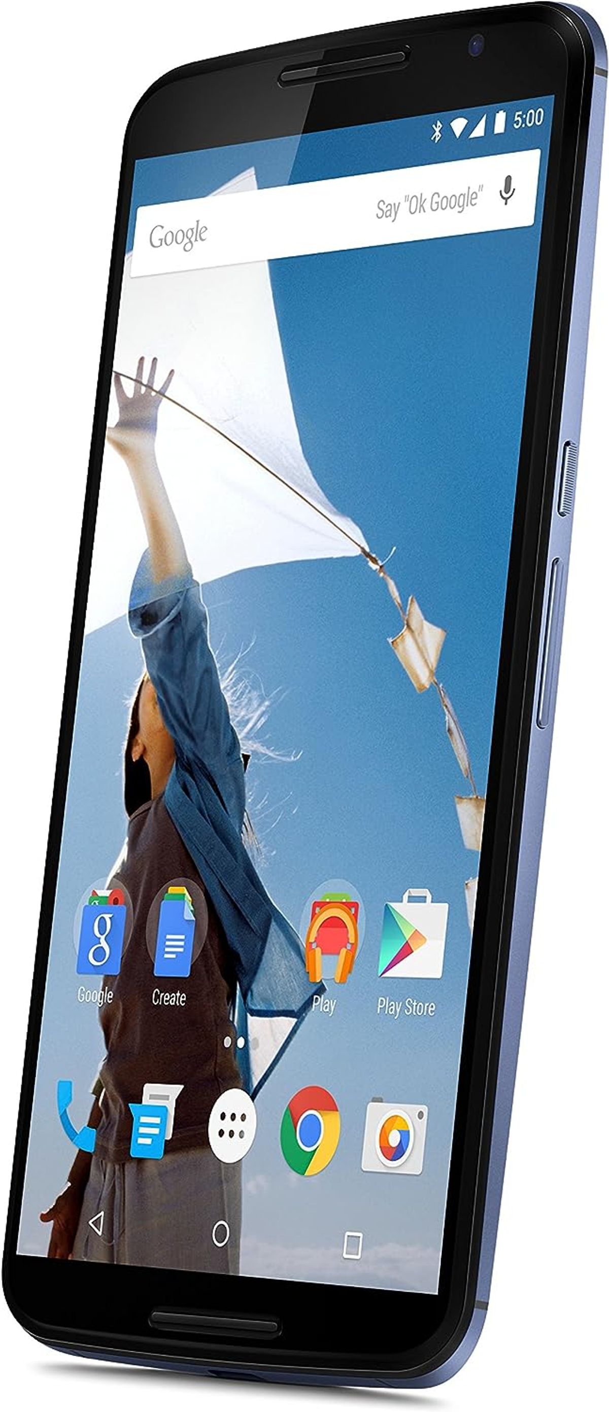 Uno smartphone blu e nero che mostra la foto di una donna su uno sfondo di cielo blu.