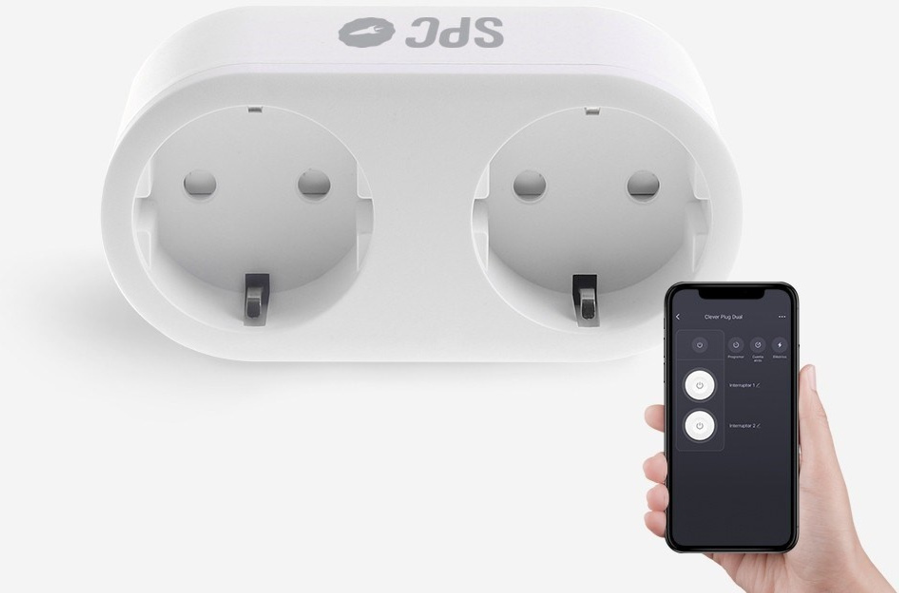 Adaptador blanco con dos enchufes y smartphone con interfaz de aplicación.