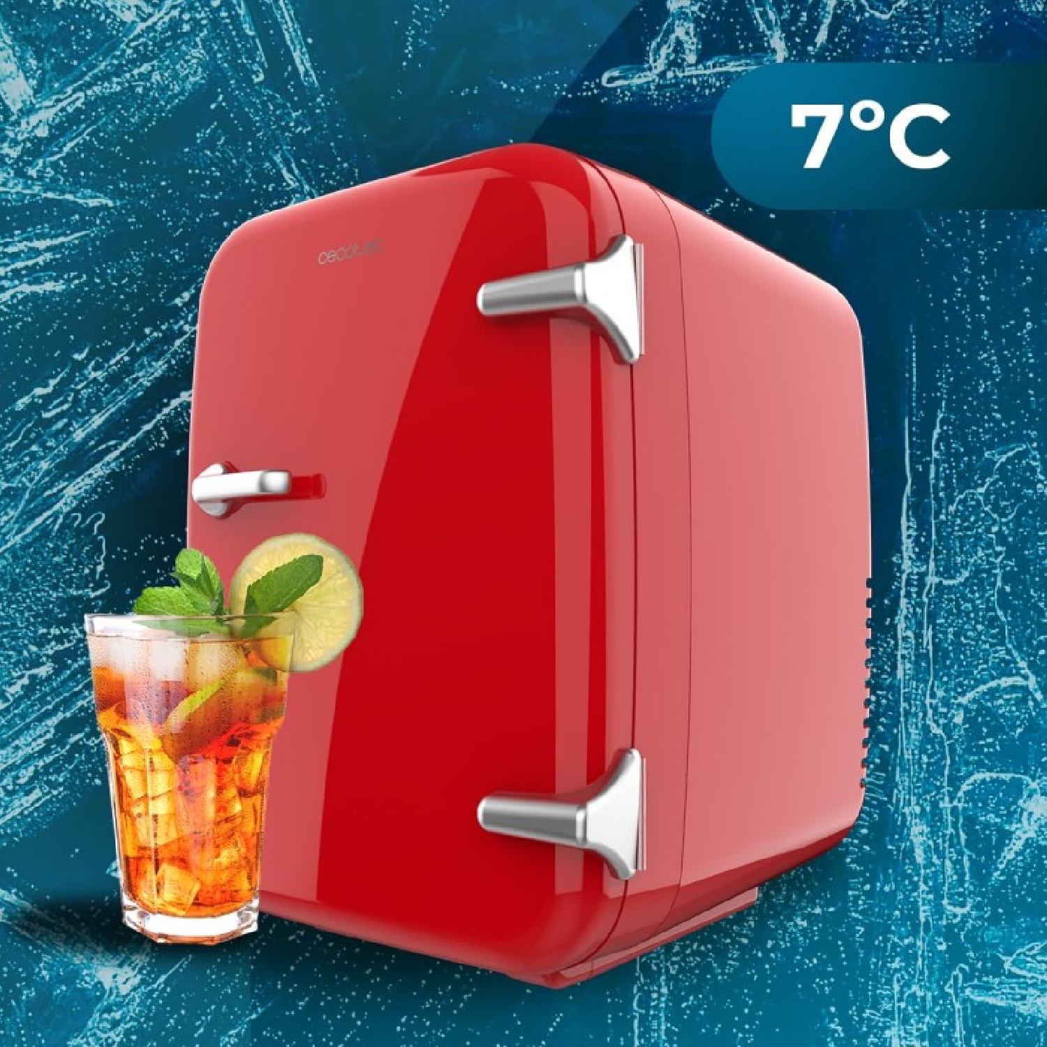 Mini nevera roja con bebida, hielo y lima. La temperatura es 7°C. Fondo azul helado.