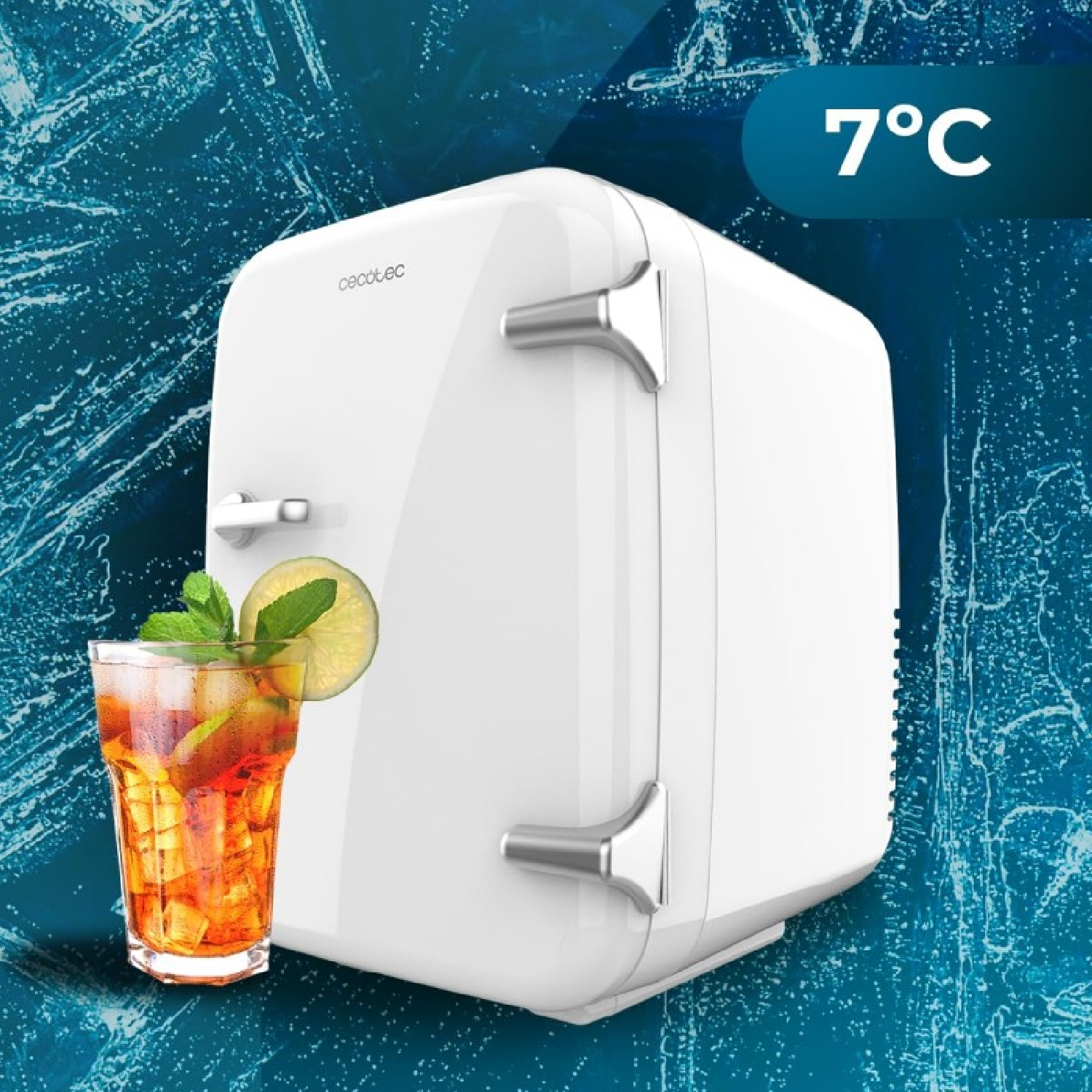 Mini-nevera blanca con copa de cóctel y hielo, un letrero muestra 7°C.