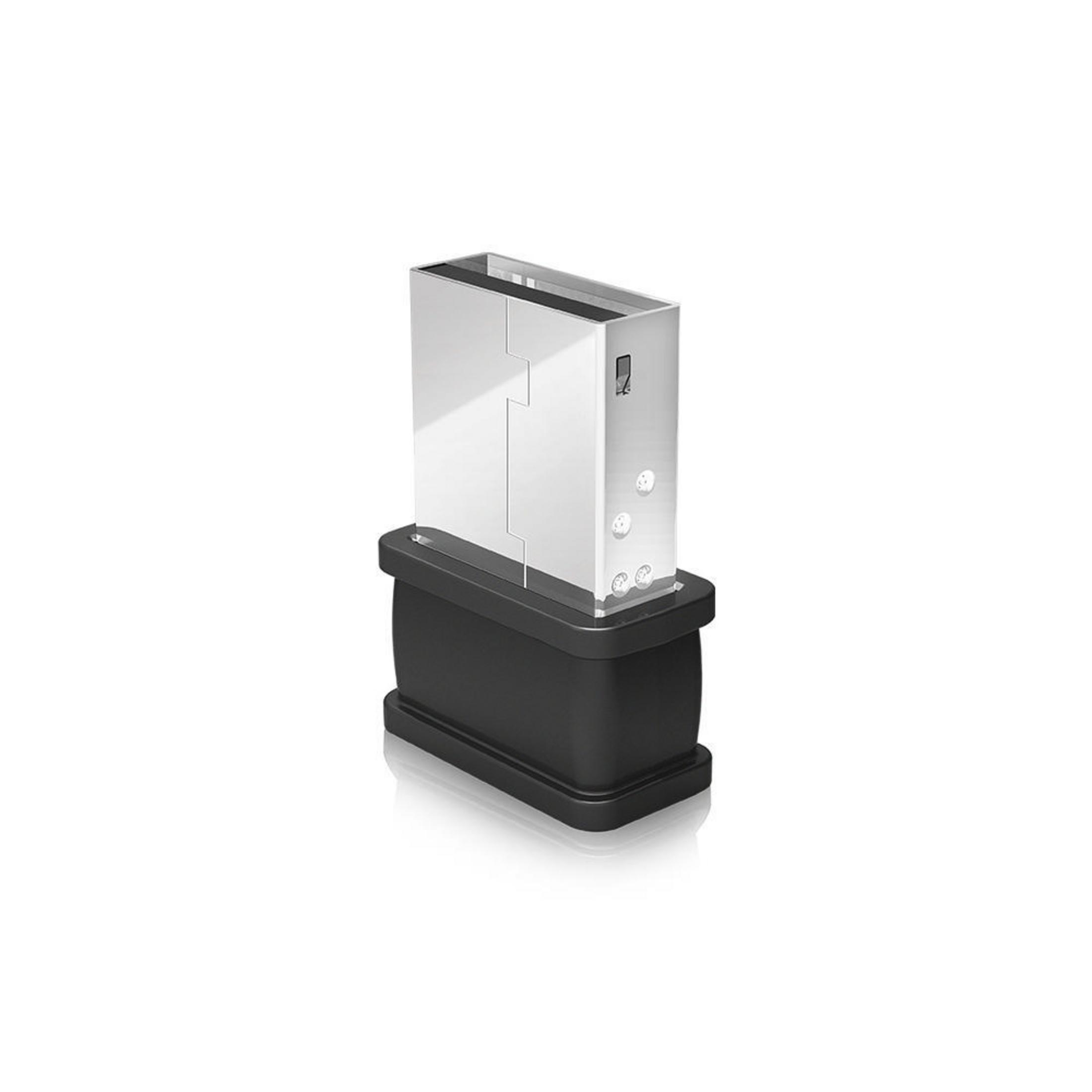Un adattatore USB-C su un supporto nero.