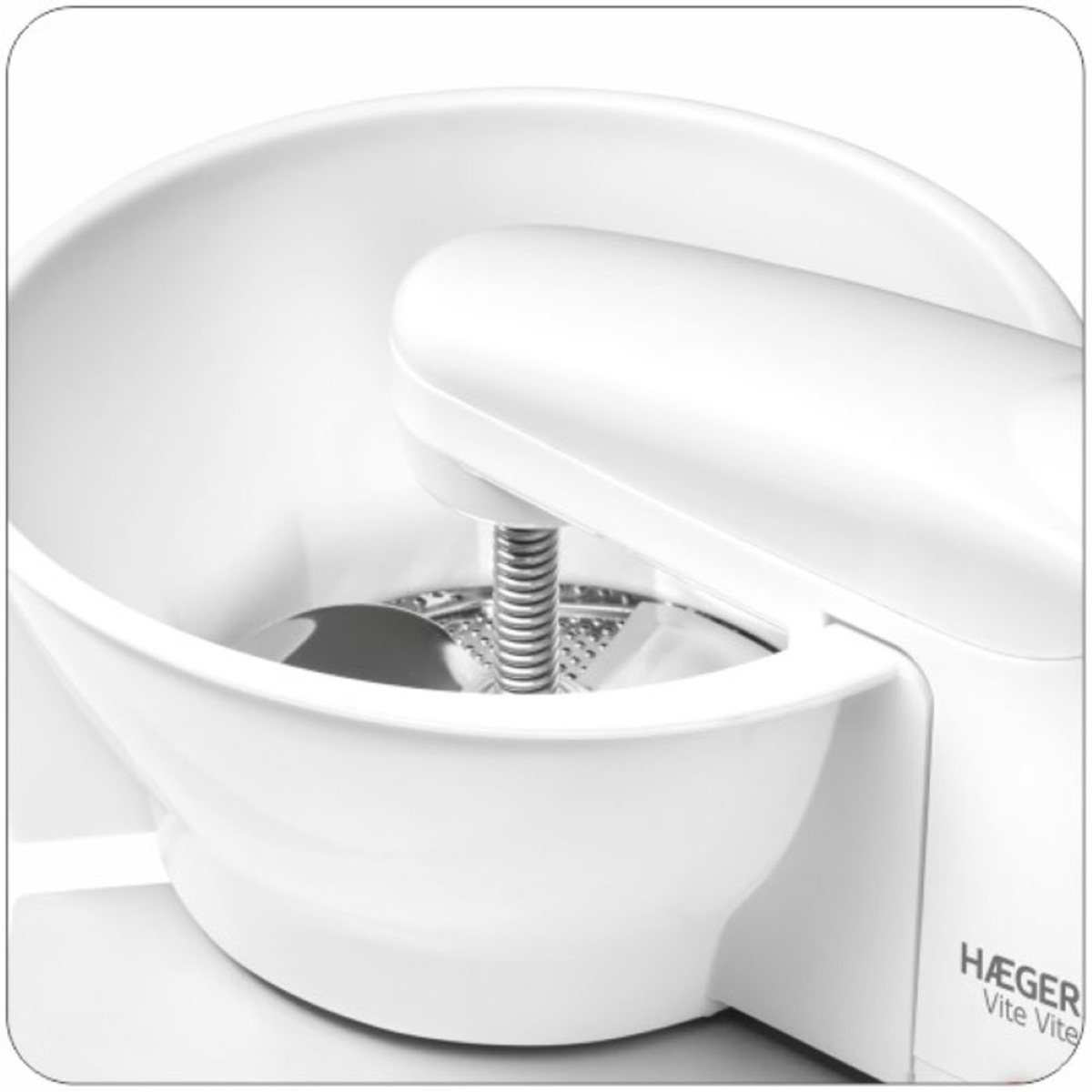 Un electrodoméstico de cocina blanco con un bol grande y un mecanismo de mezcla. La marca HÄGER es visible.