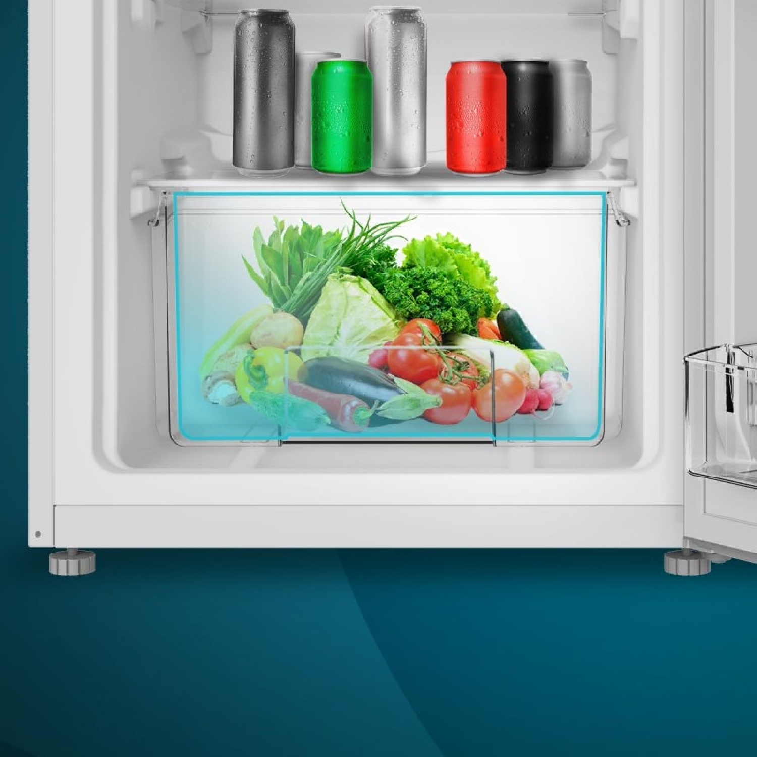 Dentro un frigorifero con verdure e lattine. Prodotti colorati in un cassetto, lattine sullo scaffale superiore.