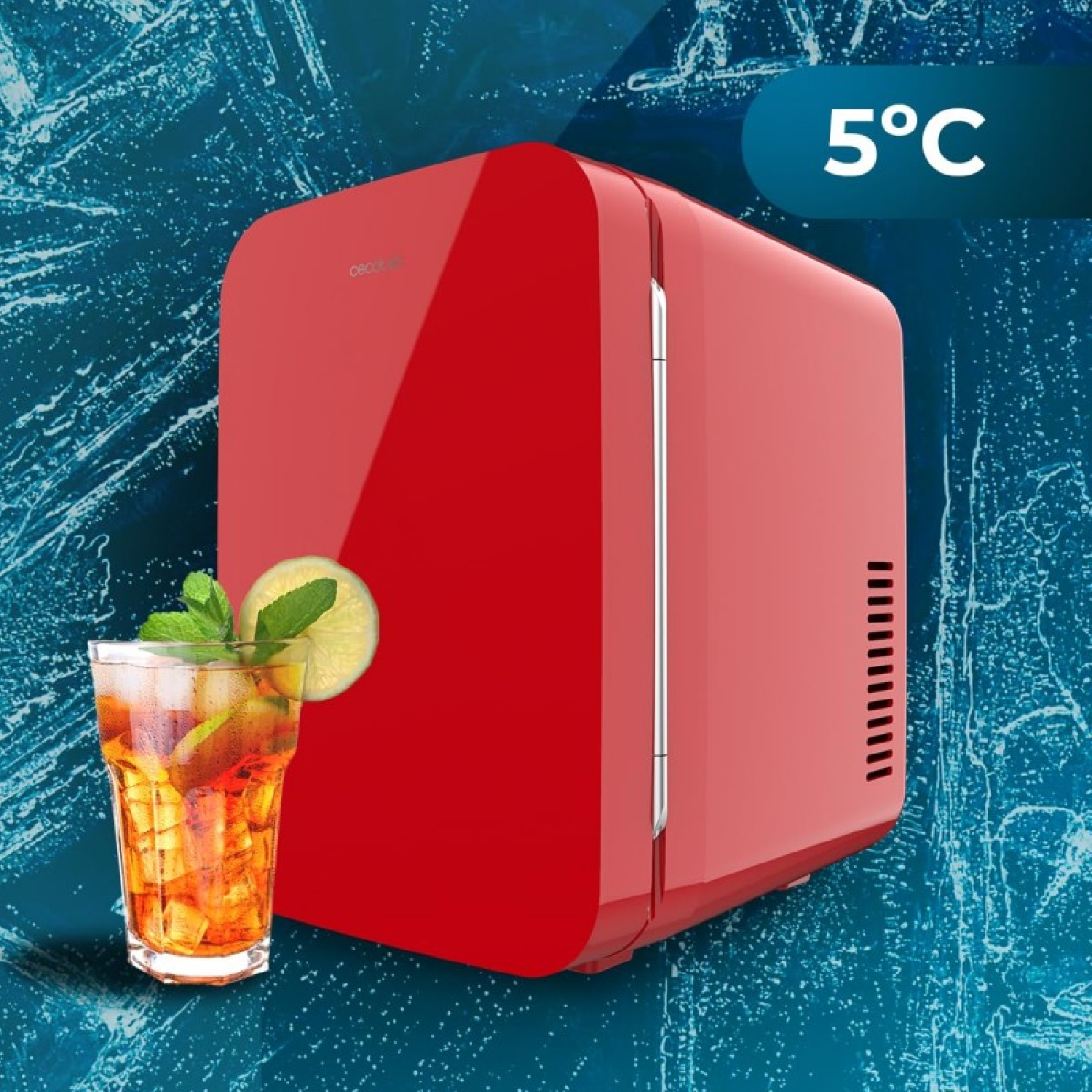 Mini frigo rosso con bicchiere di bevanda e fetta di lime. Sfondo blu ghiacciato.