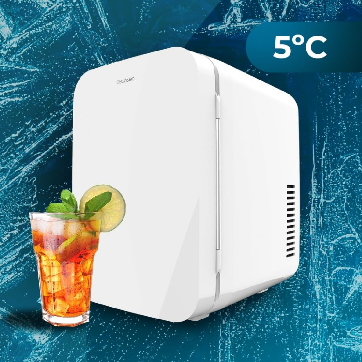 Un pequeño refrigerador blanco con una bebida y hielo, con una pantalla de temperatura de 5°C.