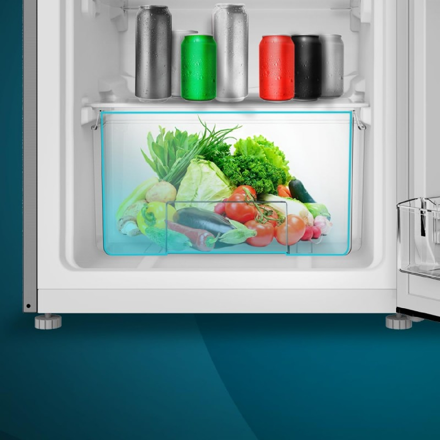 Interno del frigorifero con verdure in un contenitore e lattine sul ripiano superiore.