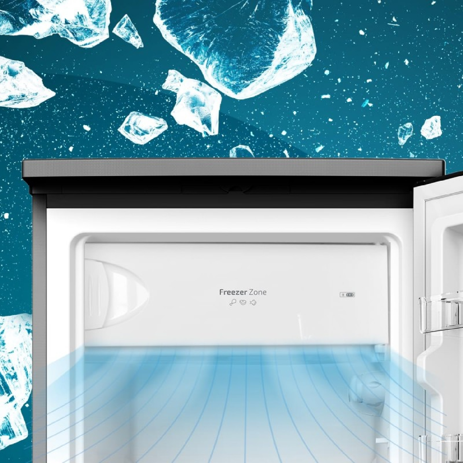 L'interno di un congelatore con interno bianco, luce blu e cubetti di ghiaccio che fluttuano sopra.