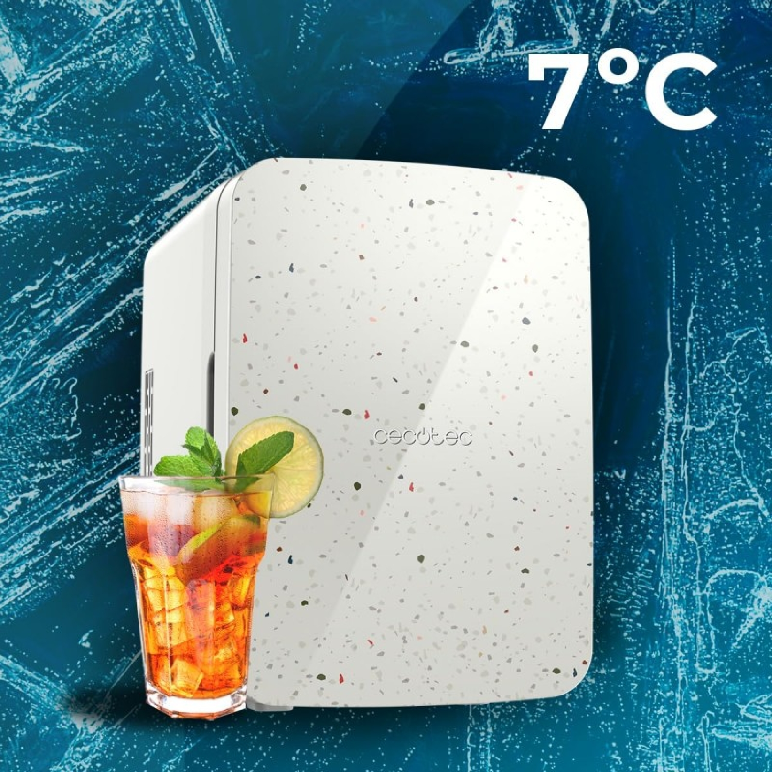 Un mini refrigerador con una bebida al lado está sobre un fondo azul y blanco. Es un modelo Cecotec.