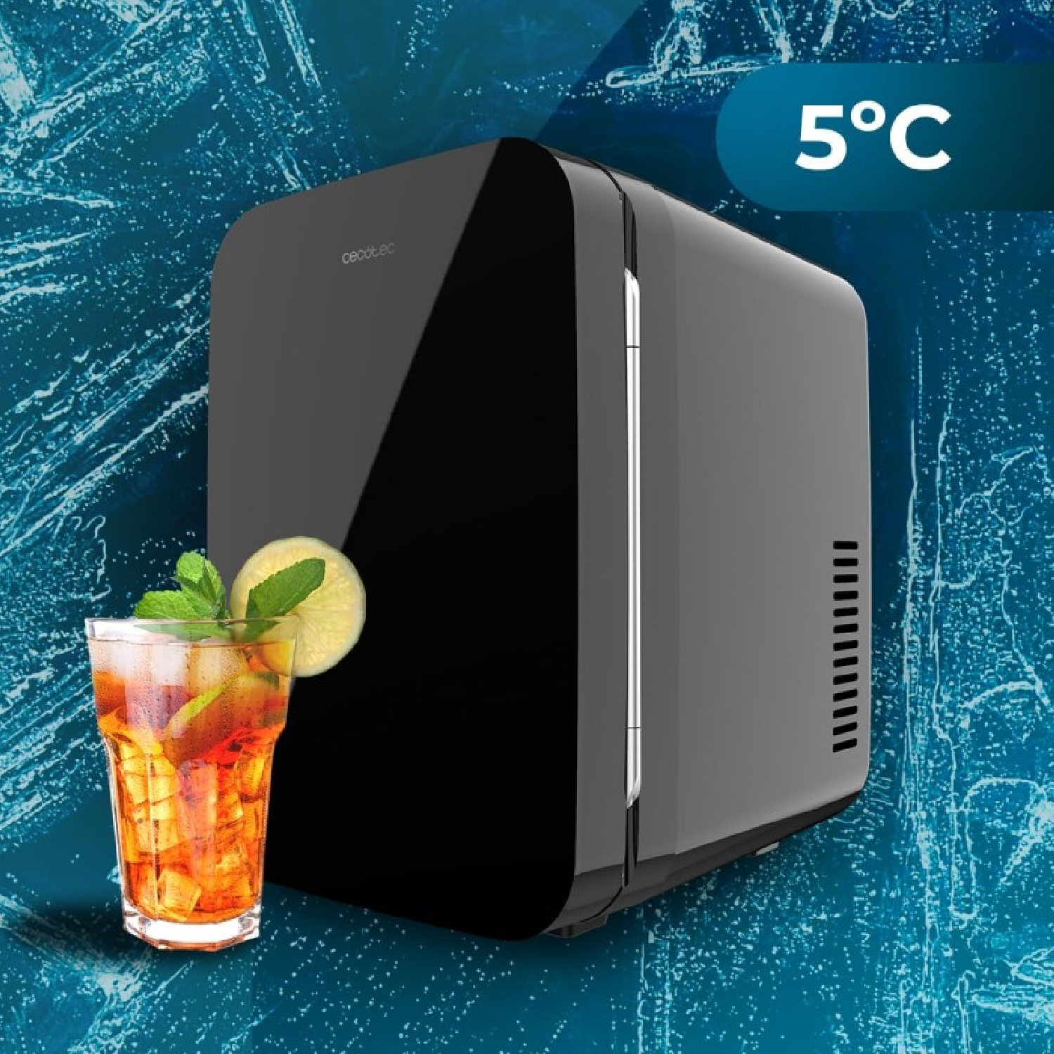 Un mini frigorífico negro con puerta de cristal. Un vaso de té helado con limón y menta está al lado.