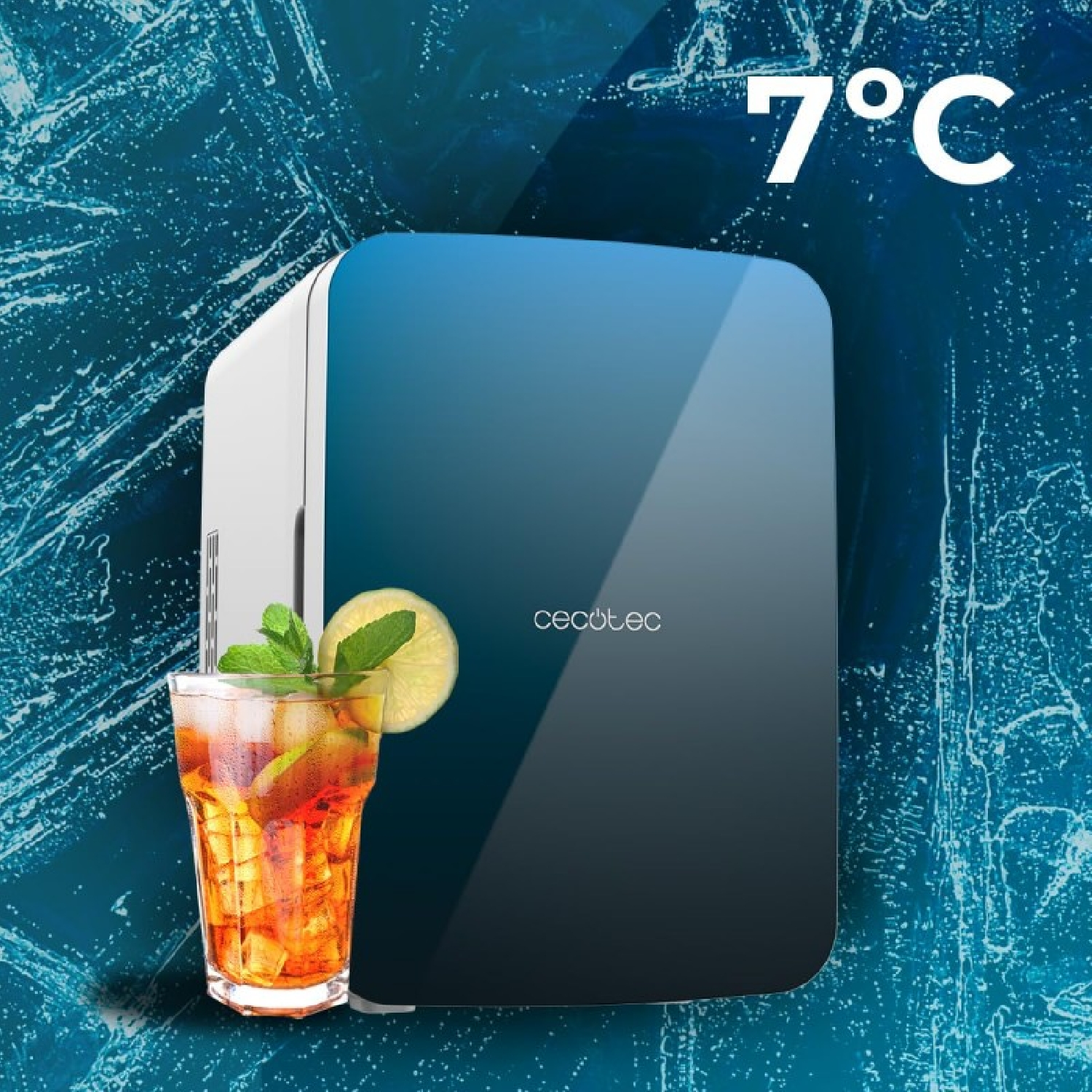 Un mini refrigerador con bebida y hielo, sobre un fondo azul helado.