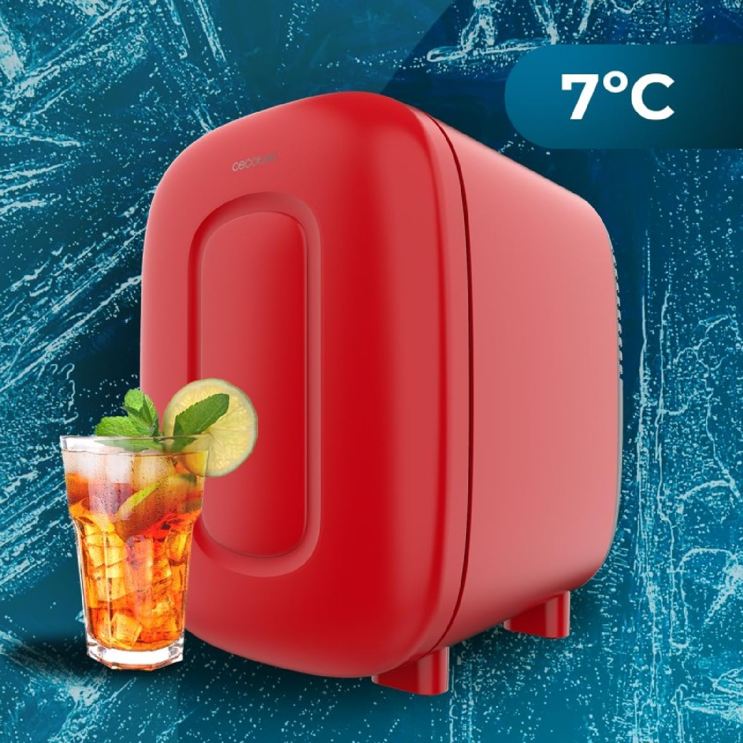 Mini frigo rosso con bevanda e cubetti di ghiaccio. Il display mostra 7°C. Lo sfondo è ghiacciato.
