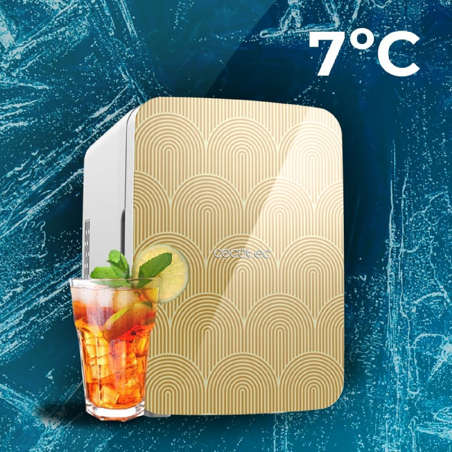 Una mini-nevera con bebida helada e ingredientes. Fondo con textura de hielo y pantalla de 7°C.