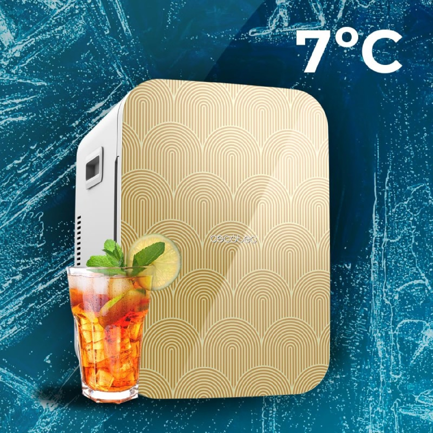 Un mini-nevera pequeño con un patrón dorado con una bebida al lado.