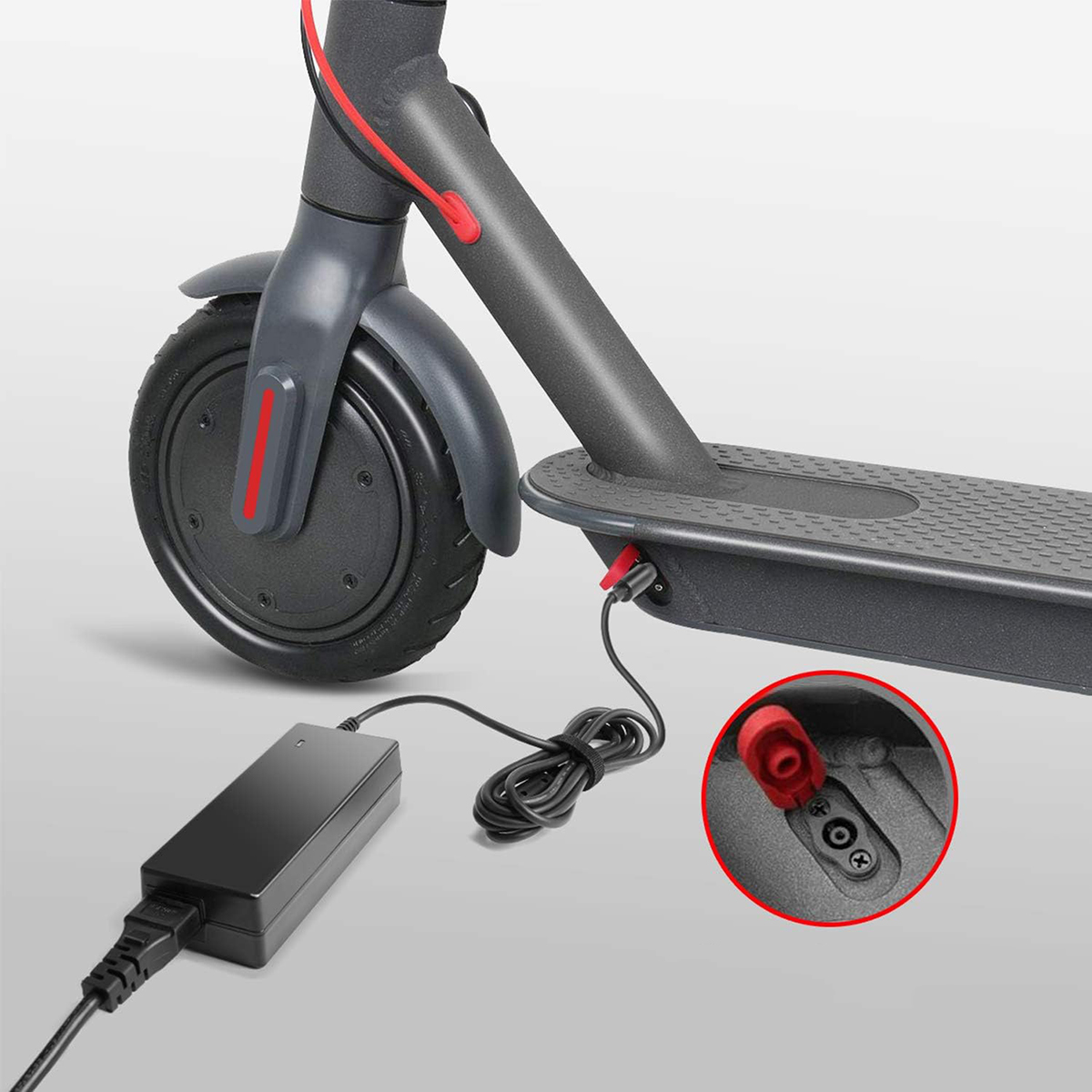 Carga de scooter eléctrico, cargador negro conectado al scooter y puerto de carga.
