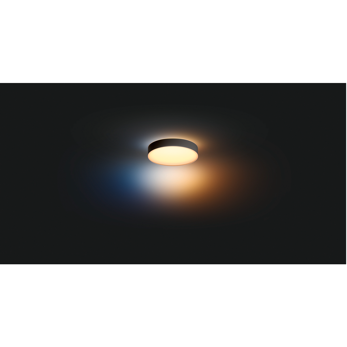 Lampa sufitowa z ciemną ramą i jasnym centralnym światłem.