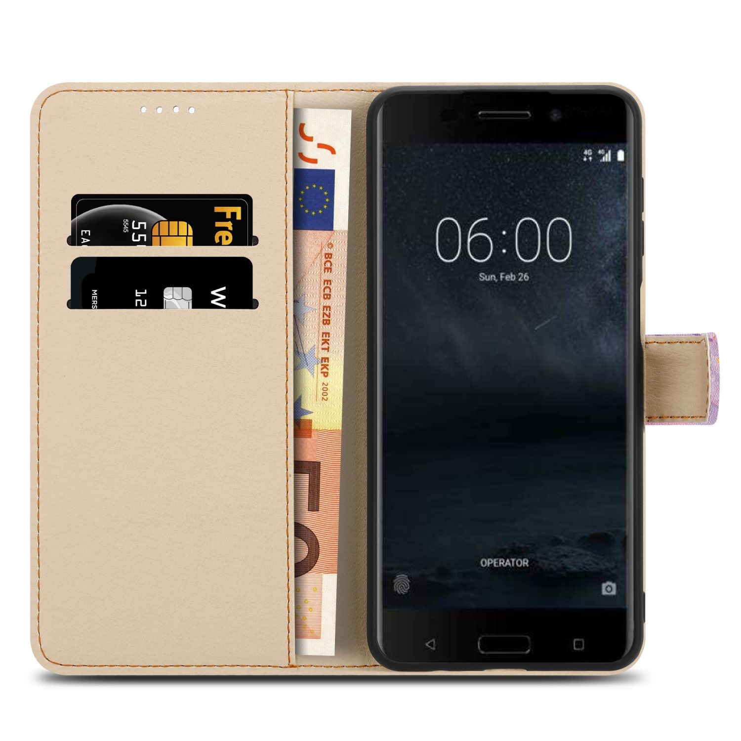 Smartphone nero in una custodia a portafoglio beige con carte e denaro.