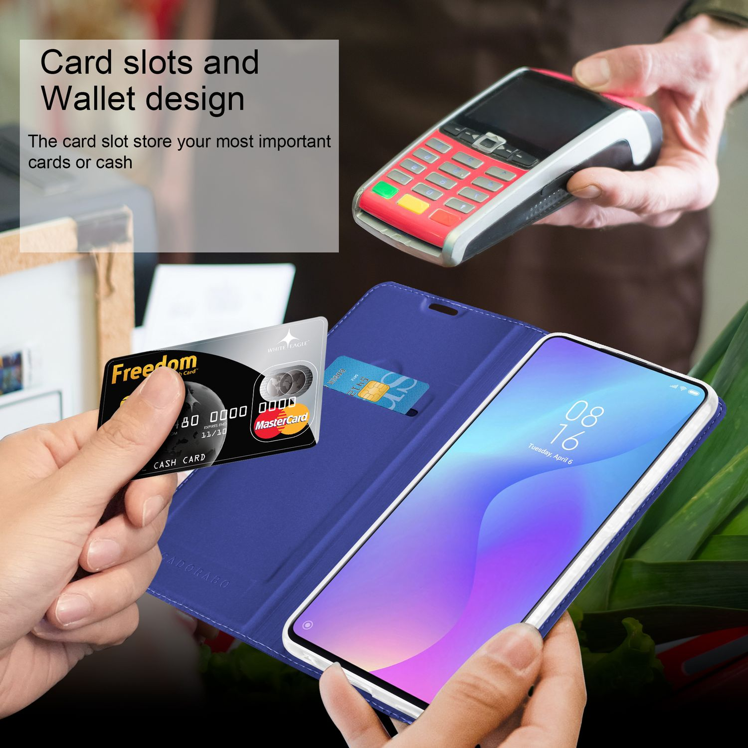Mani che tengono la custodia del telefono e il dispositivo di pagamento. Carta di credito e schermo del telefono visibili. La custodia è blu.