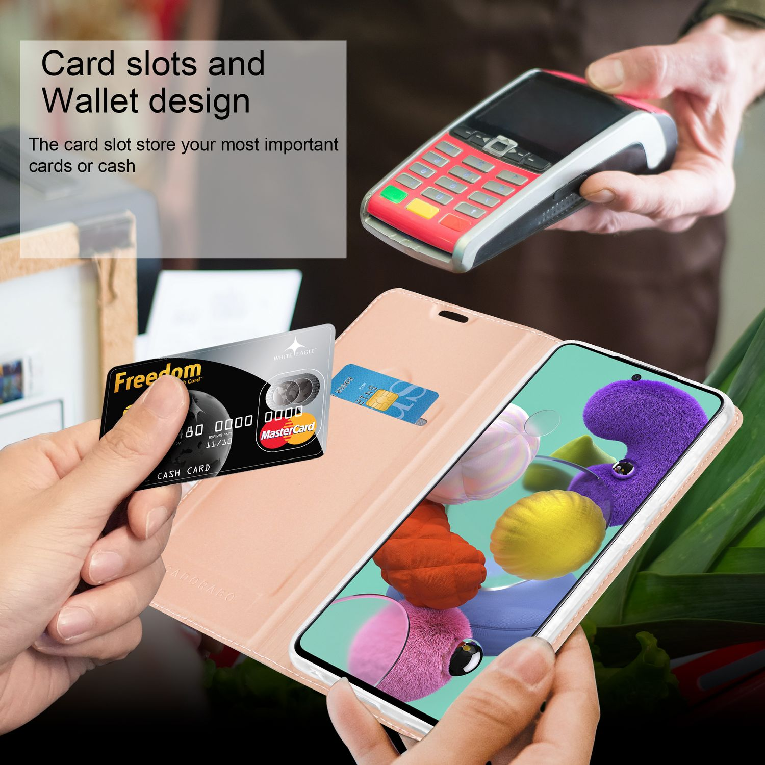 Mano che tiene una carta e una custodia per telefono con carte e un terminale di pagamento.