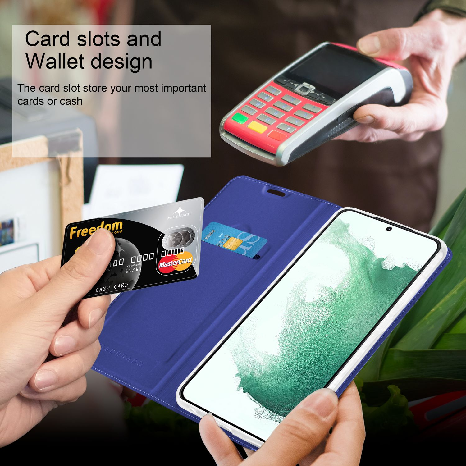 Mani che tengono una custodia per telefono con fessura per carta di credito, una carta di credito e un telefono.