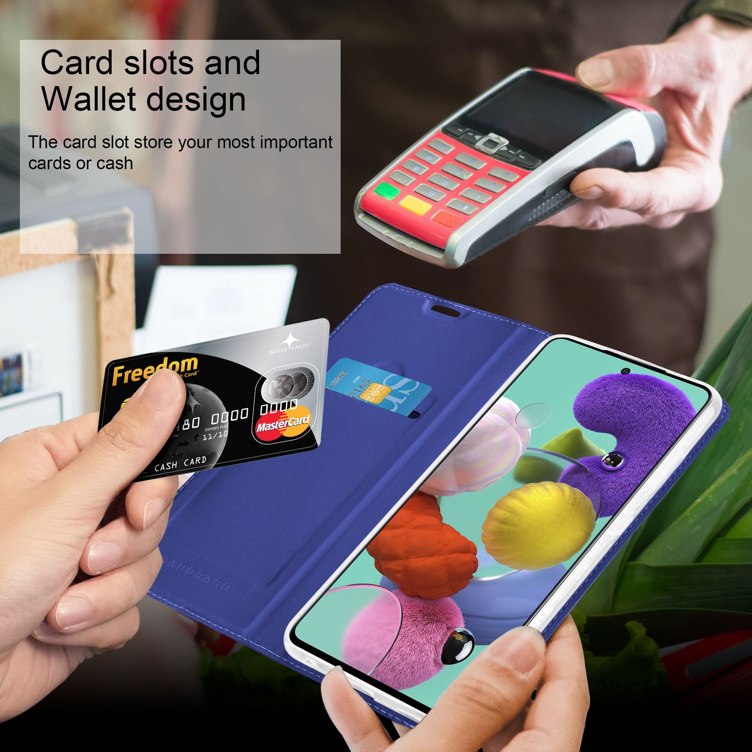 Custodia blu per telefono con scomparti per carte di credito e design a portafoglio. Una mano tiene una carta. L'altra il telefono.