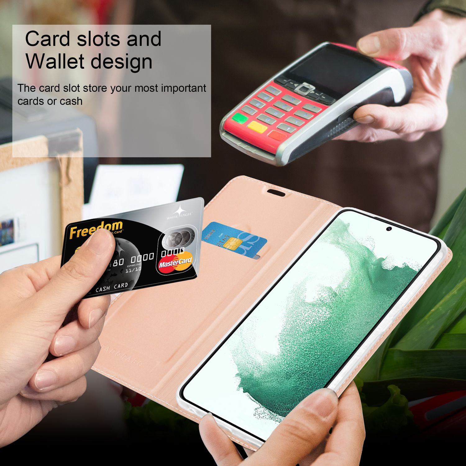 Una persona che tiene una carta di credito e un telefono in una custodia a portafoglio vicino a un terminale di pagamento.