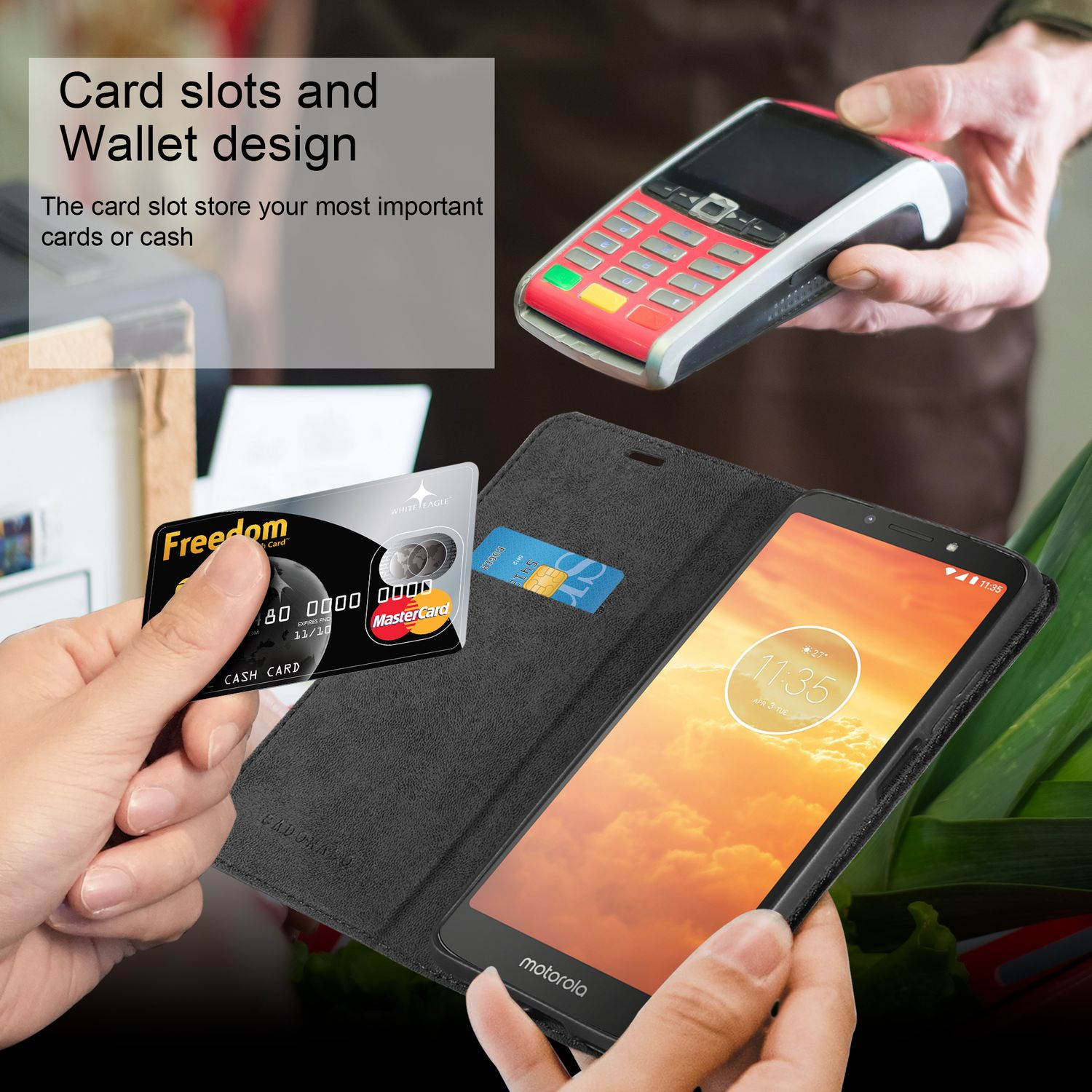 Custodia per telefono aperta con carte di credito e un telefono che mostra uno schermo. Un lettore di carte è sullo sfondo.