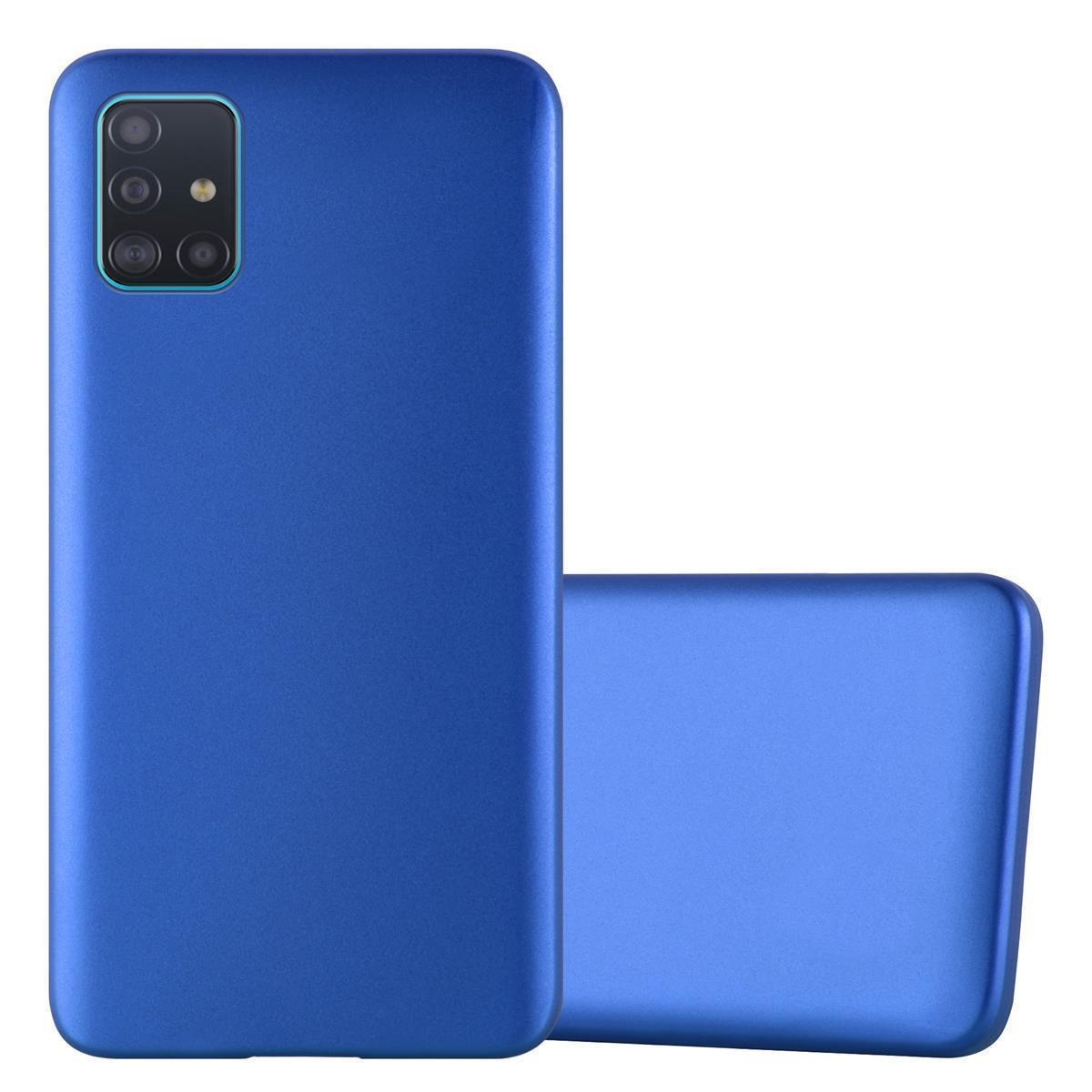 Eine blaue Handyhülle mit einem Handy darin. Die Rückseite der Hülle ist sichtbar, auf weißem Hintergrund.