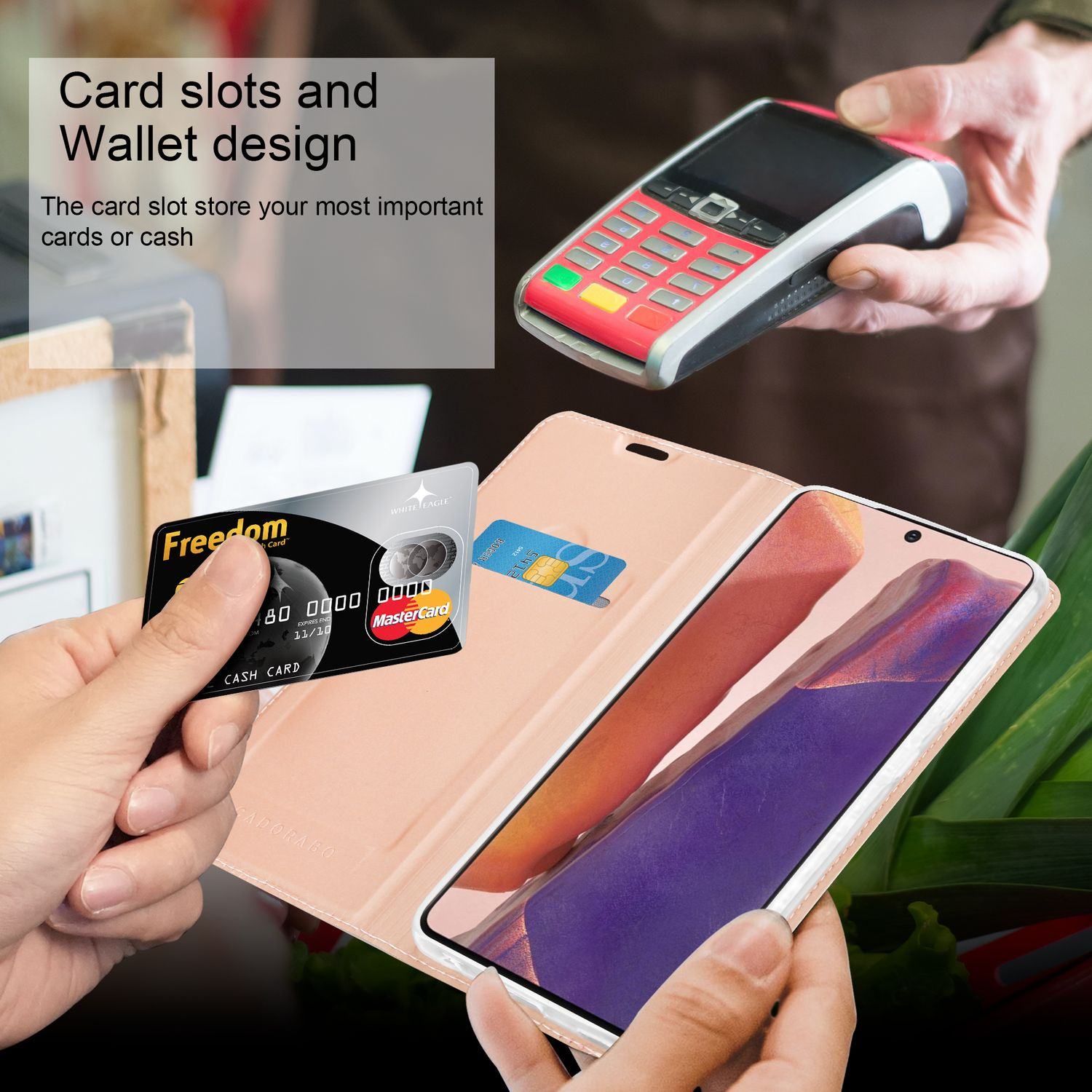 Custodia per telefono con slot per carte e carta di credito in mano. Una carta di credito e la custodia sono visibili.