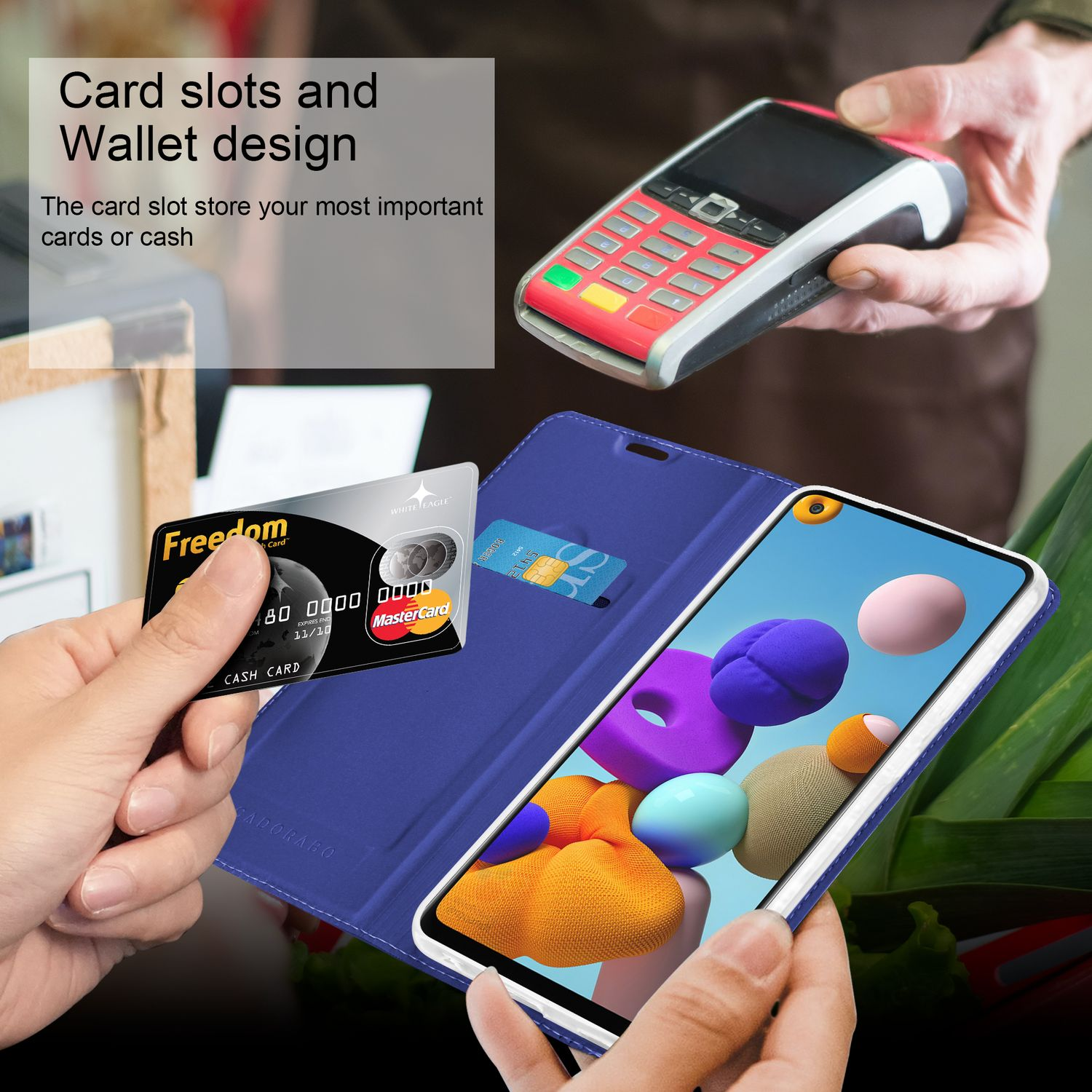 Telefono in una custodia a portafoglio blu, con slot per carte e una carta Mastercard. Mani che tengono.
